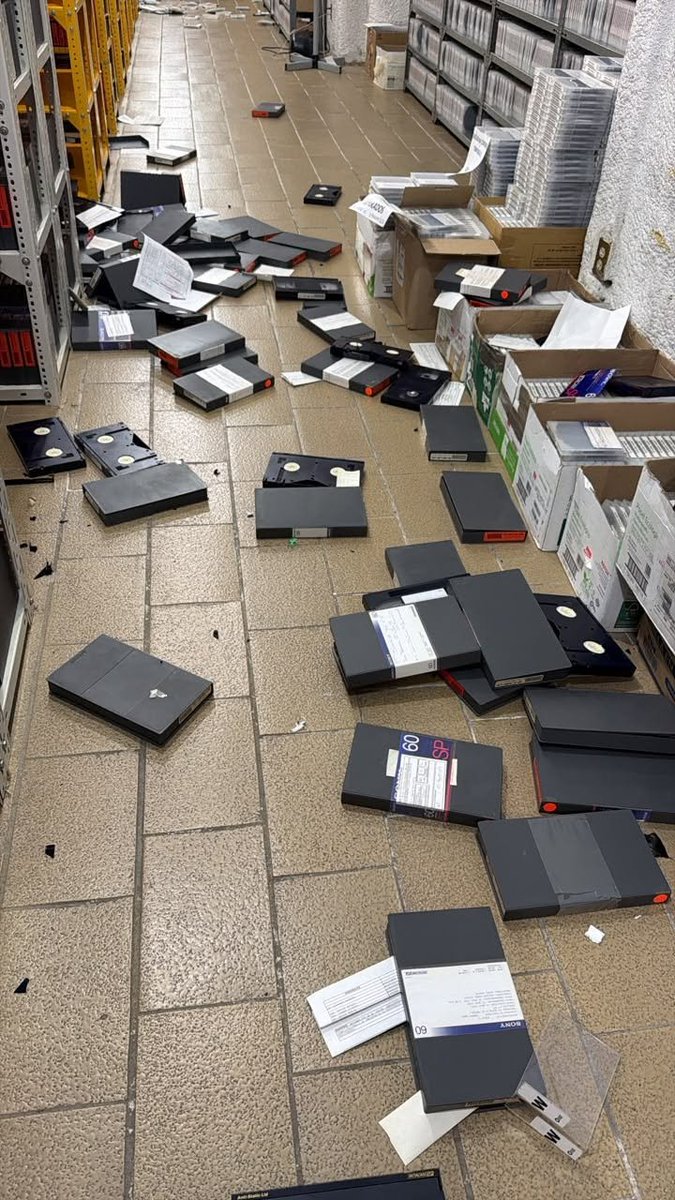 PM_Navegaciones's tweet photo. Así dejaron la videoteca de @CanalOnceTV quienes lo mantuvieron tomado por más de dos meses.
¿Por qué?
¿Para qué?
¿De parte de quién? https://t.co/xYo9BZM3zO
