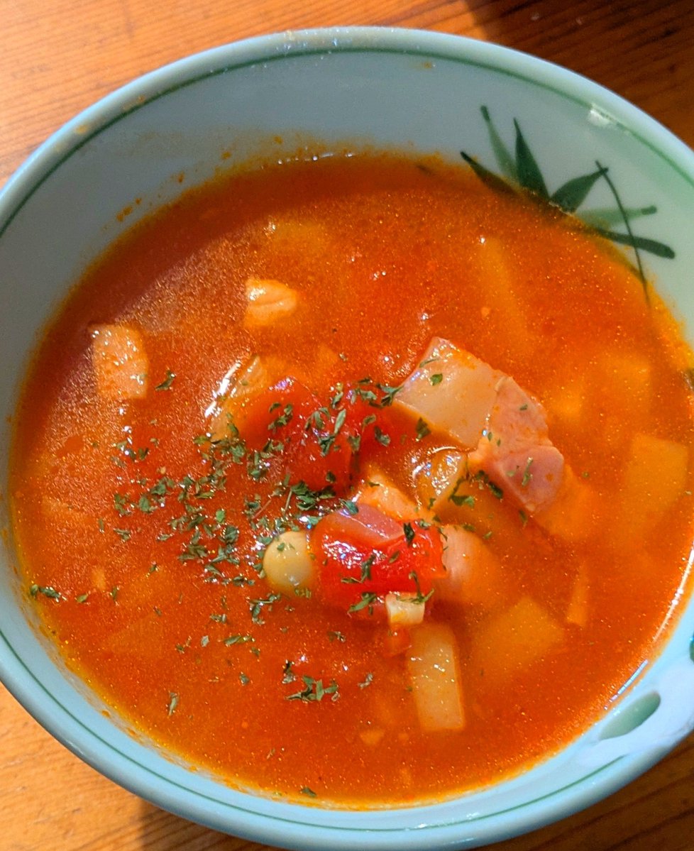 maromaron__love's tweet photo. 今日ちょっと涼しいね🌻
食べるの大好きな私ですがさすがの暑さで食欲も落ち気味なので美味しいもの食べてパワーチャージしないと
富山の🦑か和歌山のマグロか、もっかい福岡グルメか…🤤
お盆明けるまでは忙しいけど耐えるぞーー！
今日もほどほどにがんばりましょう😊

🍅朝ごはんはミネストローネ https://t.co/E8nKSnxYEb