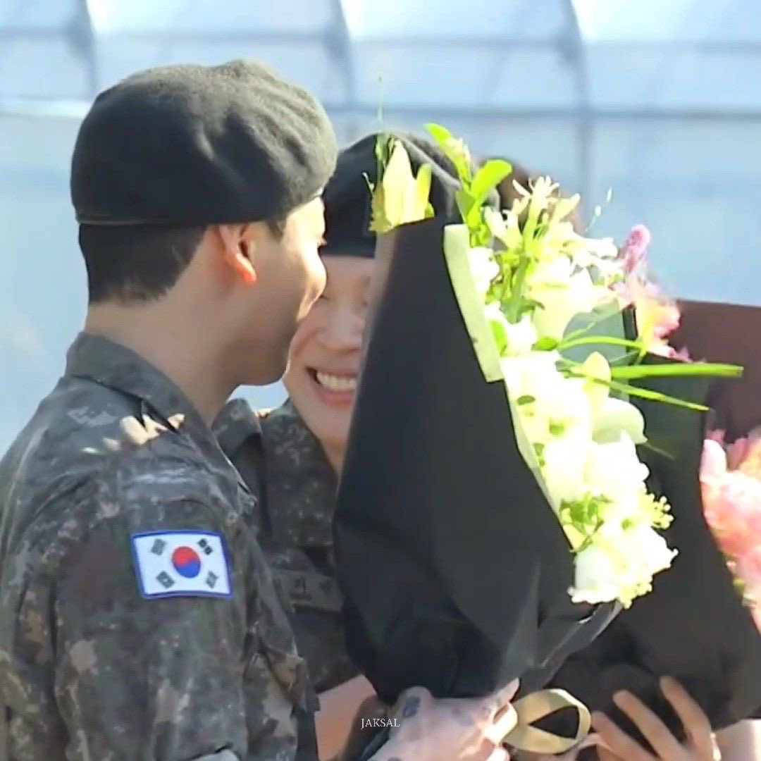 kmnfate's tweet photo. this looks less like a military discharge and more like a wedding announcement. https://t.co/TYrGqE7dHW