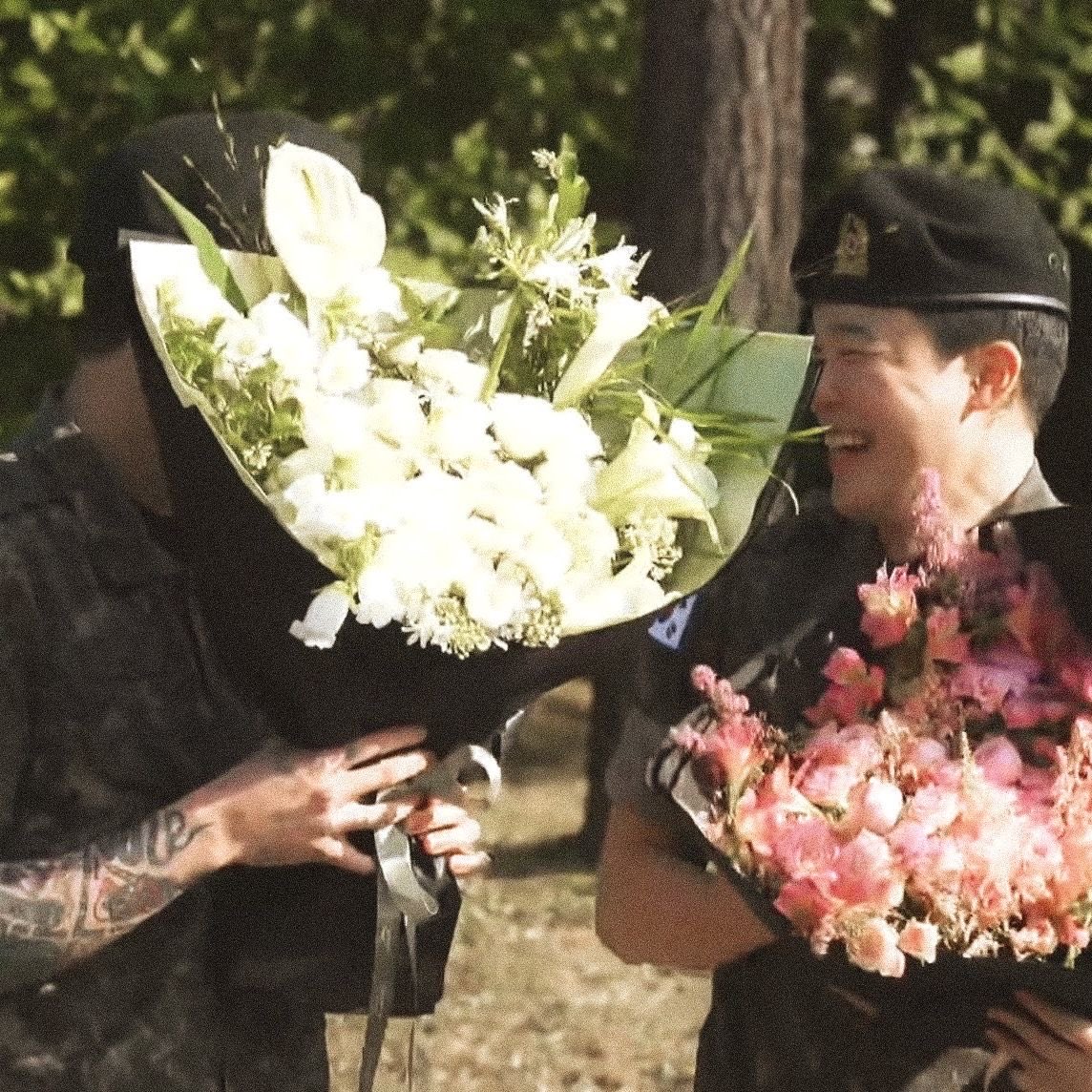 kmnfate's tweet photo. this looks less like a military discharge and more like a wedding announcement. https://t.co/TYrGqE7dHW