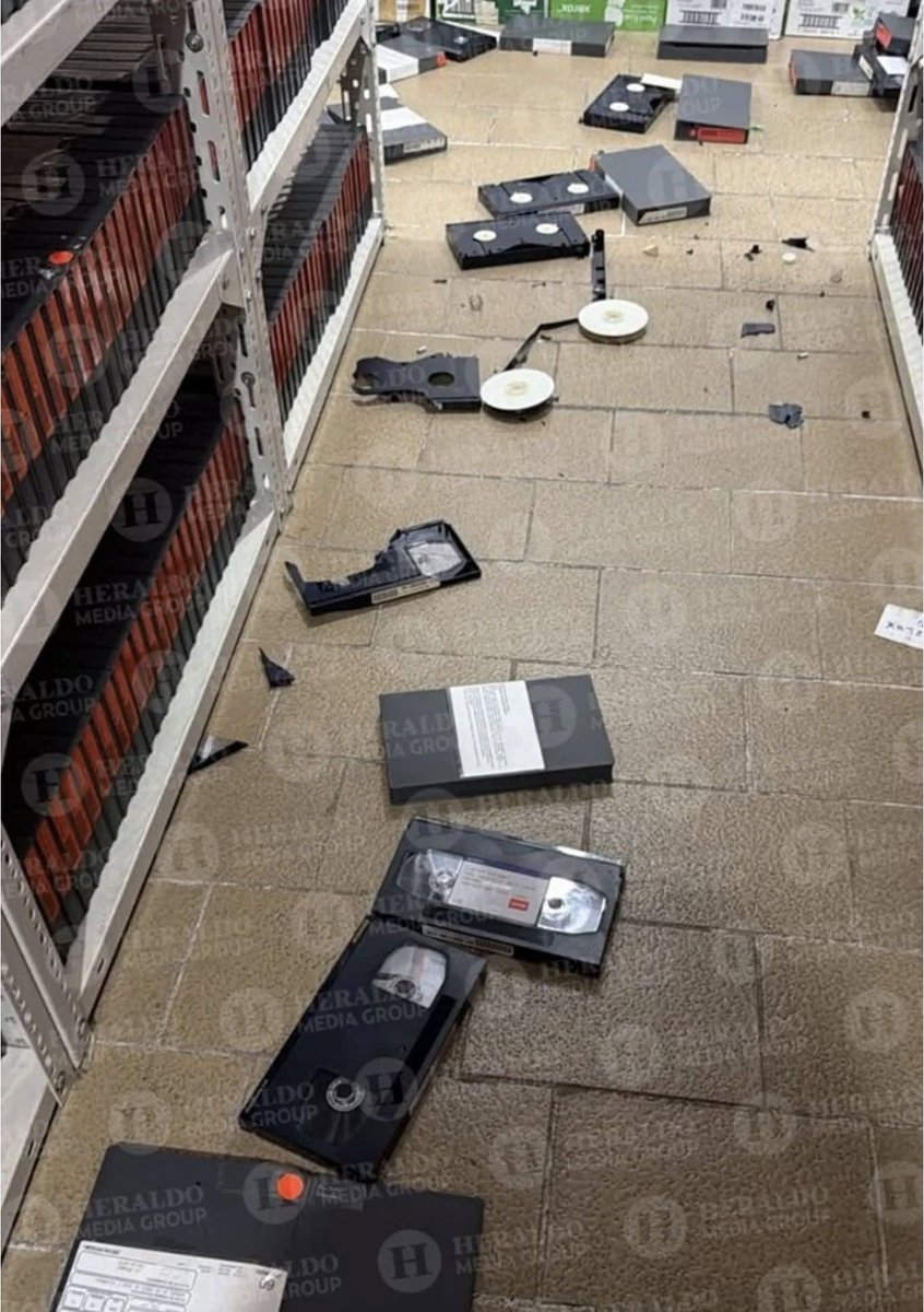 PM_Navegaciones's tweet photo. Así dejaron la videoteca de @CanalOnceTV quienes lo mantuvieron tomado por más de dos meses.
¿Por qué?
¿Para qué?
¿De parte de quién? https://t.co/xYo9BZM3zO