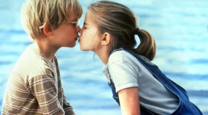 1vancin's tweet photo. Lo mejor sin duda es el papel de la niña donde Anna Chlumsky muestra una soltura increíble pese a su corta edad. Fuera de ello, el guion se queda con una idea a medias que intenta solucionar con golpes dramáticos que lo que hacen es entorpecer más el camino. https://t.co/OZMJHn0XGA