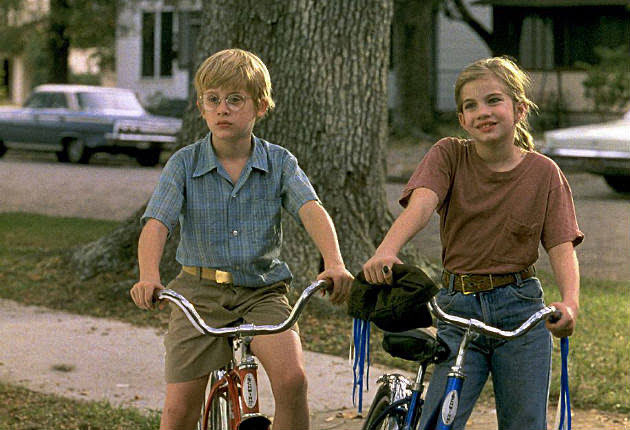 1vancin's tweet photo. Lo mejor sin duda es el papel de la niña donde Anna Chlumsky muestra una soltura increíble pese a su corta edad. Fuera de ello, el guion se queda con una idea a medias que intenta solucionar con golpes dramáticos que lo que hacen es entorpecer más el camino. https://t.co/OZMJHn0XGA