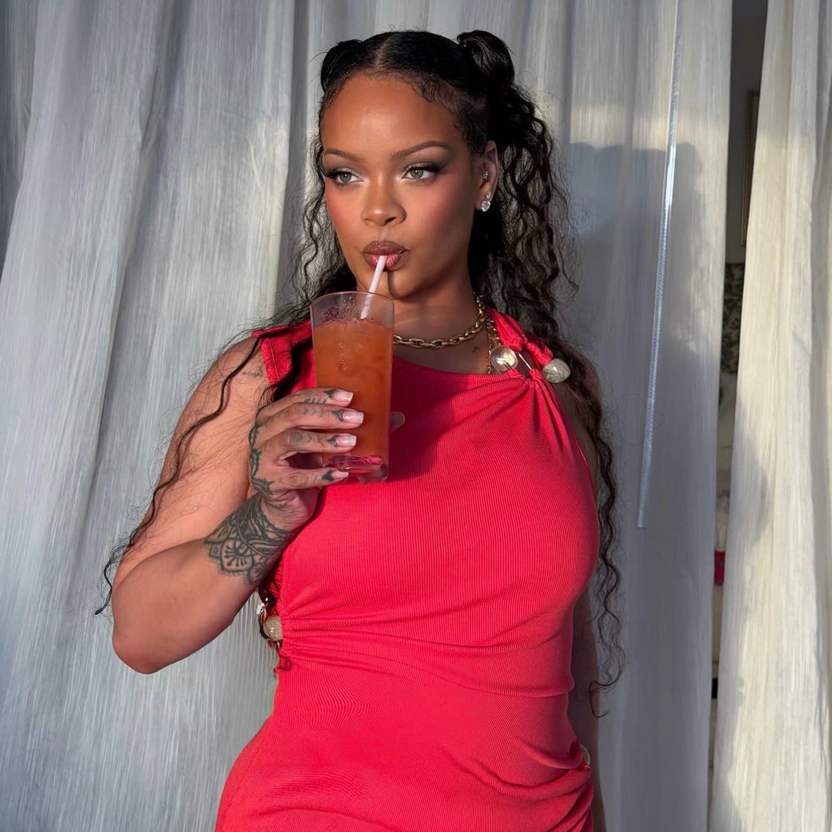 sboficial's tweet photo. Ex-cantora Rihanna belíssima em novas fotos. https://t.co/xuN0nVkzgT