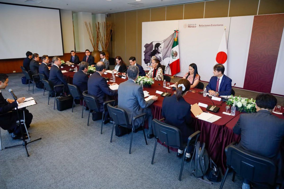 AlejandraDMV's tweet photo. Acompañé al canciller @r_velascoa en la bienvenida al ministro de Asuntos Exteriores de Japón, en el marco de la Asociación Estratégica Global México–Japón.

Fue una oportunidad para refrendar una relación construida sobre la confianza, el respeto y una cooperación que sigue dando resultados. México y Japón comparten una historia de amistad que hoy se fortalece con una visión de futuro, convencidos de que el diálogo y la cooperación son el camino para generar más oportunidades y bienestar para nuestras sociedades. 🇲🇽🇯🇵