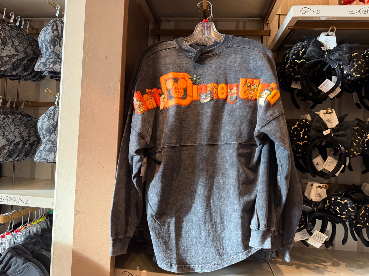 DWFJP's tweet photo. WDWで見つけた新作ハロウィーングッズ✨
コーギーやチワワ、ヴィランズ風のネコなど、動物たちがディズニーキャラクターになりきった可愛いスウェットが登場👇
https://t.co/tm0FNR32Sj https://t.co/3Pxhg2g1Xk