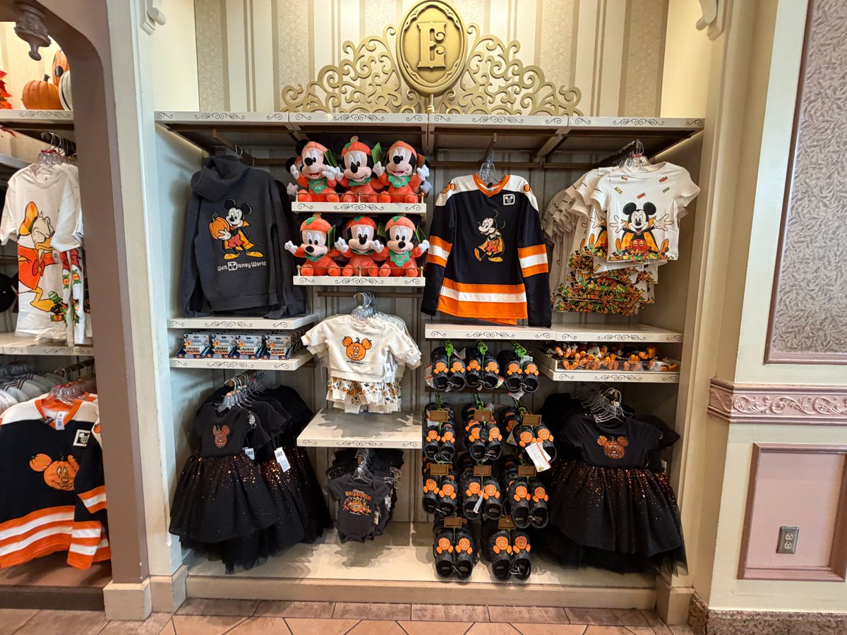 DWFJP's tweet photo. WDWで見つけた新作ハロウィーングッズ✨
コーギーやチワワ、ヴィランズ風のネコなど、動物たちがディズニーキャラクターになりきった可愛いスウェットが登場👇
https://t.co/tm0FNR32Sj https://t.co/3Pxhg2g1Xk
