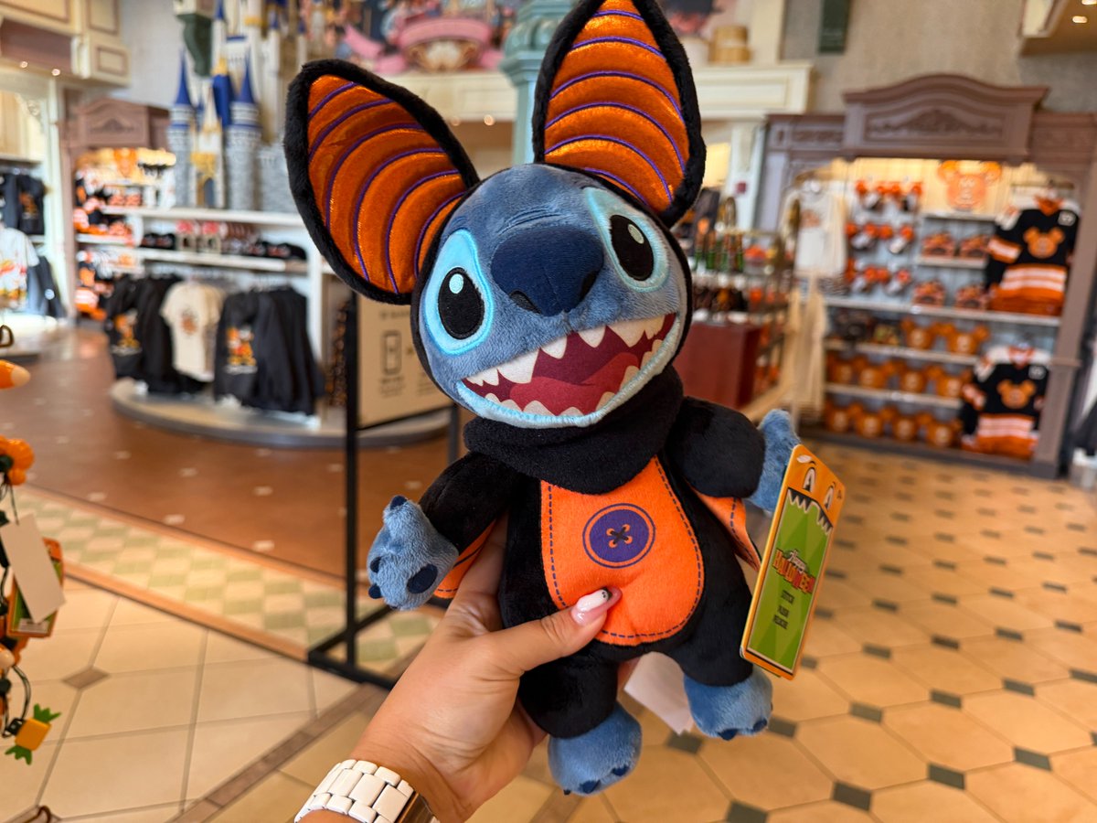 DWFJP's tweet photo. WDWで見つけた新作ハロウィーングッズ✨
コーギーやチワワ、ヴィランズ風のネコなど、動物たちがディズニーキャラクターになりきった可愛いスウェットが登場👇
https://t.co/tm0FNR32Sj https://t.co/3Pxhg2g1Xk