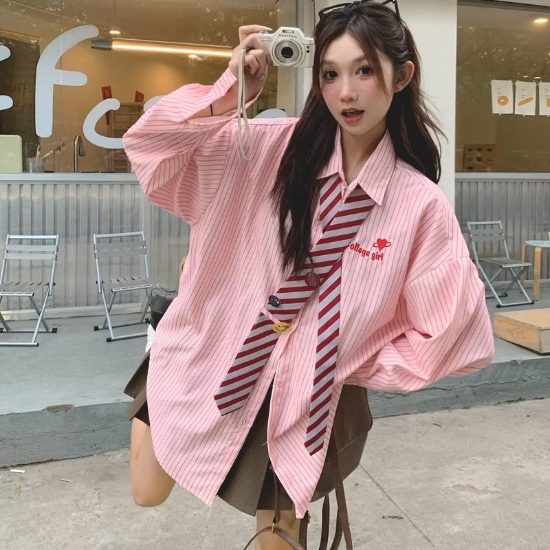 itsmenurulll's tweet photo. Stripenya bikin look langsung naik kelas! Dipakai buat ngampus, nongkrong, atau ngopi tetap cakep parah😍🫶🏻 https://t.co/14Wym3UZV5