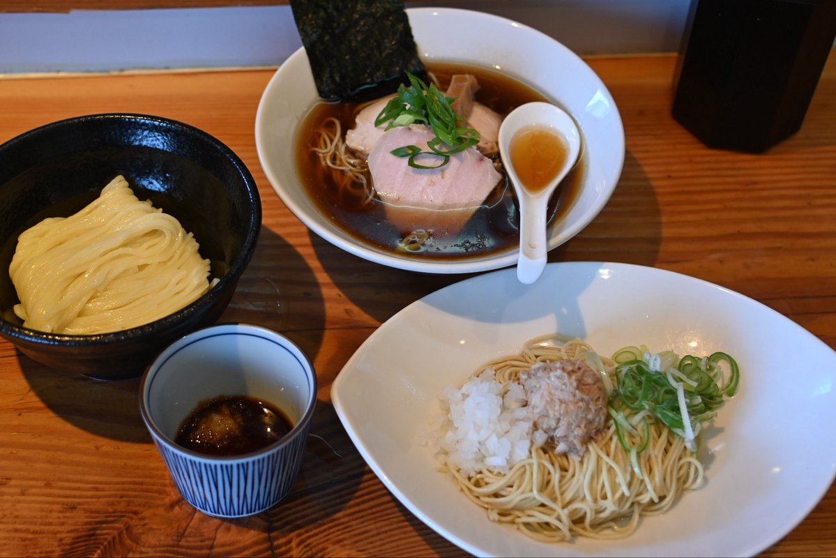tokyonekyoramen's tweet photo. 【出店店舗紹介 第15店舗】

らーめん芝浜
@ramenshibahama 
群馬・桐生。

麺を食べるために、全国からラーメンファンが訪れる店。

国産小麦100％の自家製麺を追求し、ラーメンを“麺料理”へと昇華させた「らーめん芝浜」。

代名詞は、まぜそば・つけめん・らーめんを順番に味わう、日本初のらーめん懐石
「小麦三昧」。

その実力は、食べログ「ラーメン EAST 百名店」に9年連続で選出。

そして今回の出店は、

第3クール初日、9月25日（金）のみ。

さらに、提供できる杯数にも限りがあります。

たった1日。
限られた杯数だけ。

芝浜が中野で見せる、圧倒的な小麦の世界。

正直、これはまじでやばいです。

📅2026年9月25日（金）のみ
熱狂中野ラーメン祭2026 第3クール