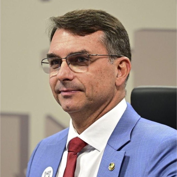 Delateinews's tweet photo. ⚠️AGORA: Republicanos condiciona eventual apoio a Flávio Bolsonaro à indicação de Damares como vice https://t.co/t6wl8A9wxv