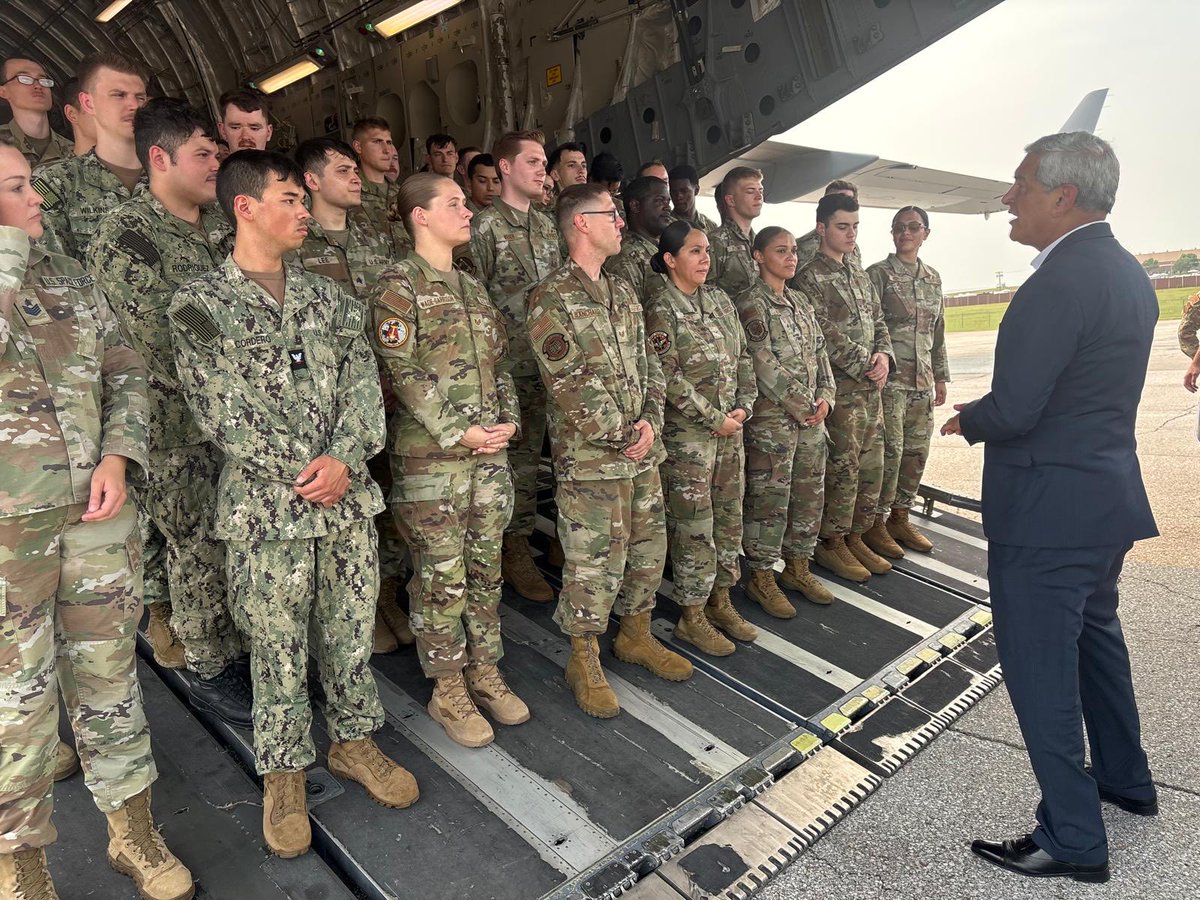 dodpaa's tweet photo. Elected officials, DPAA Nebraska lab personnel, and the 55th Wing gathered at Offutt AFB for an honorable carry ceremony, receiving 26 recovered caskets from Europe.
Now begins the work to identify these personnel and bringing answers to families.
#DPAA #NeverForget https://t.co/FbW8yQ5zEE