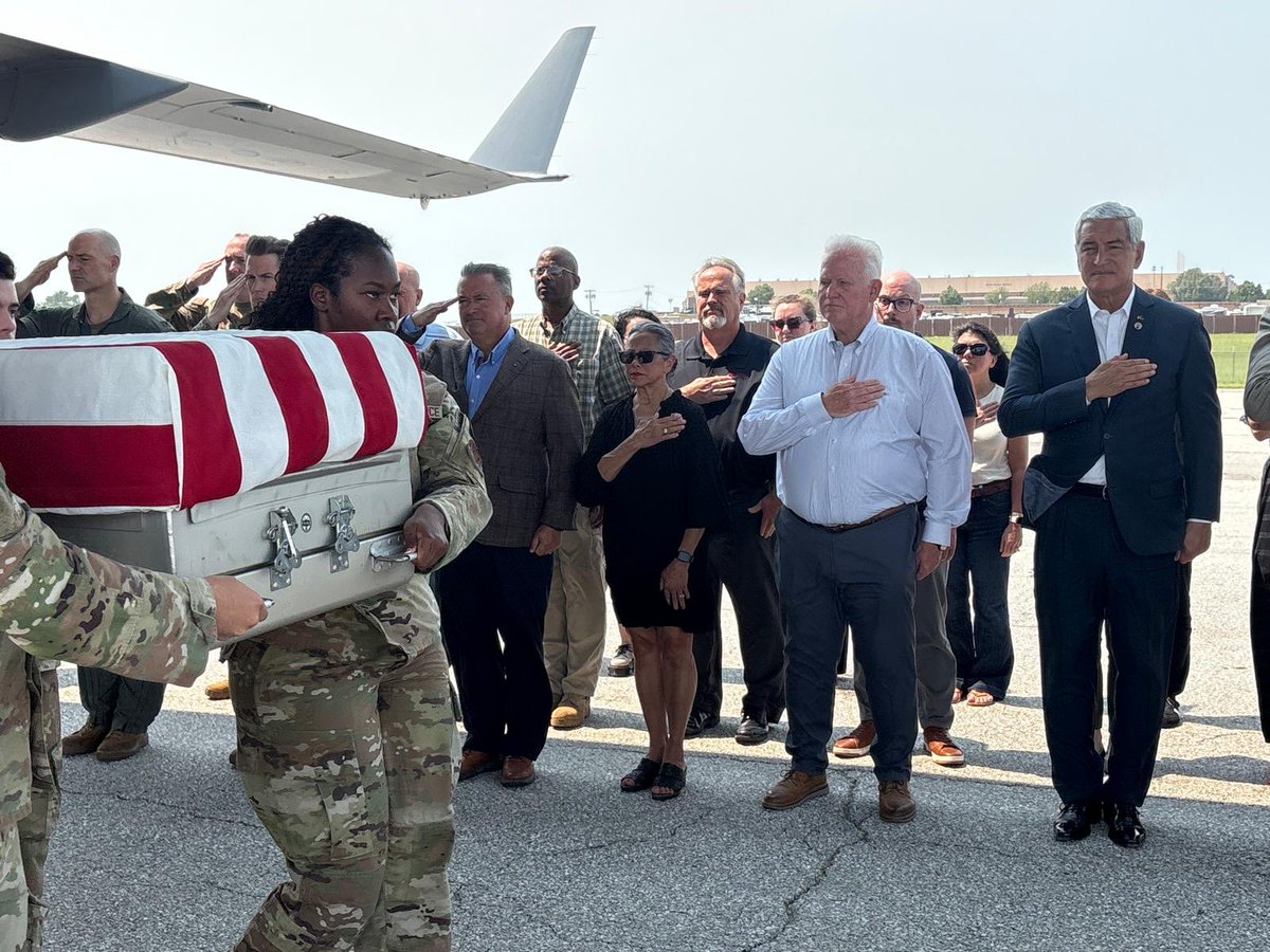 dodpaa's tweet photo. Elected officials, DPAA Nebraska lab personnel, and the 55th Wing gathered at Offutt AFB for an honorable carry ceremony, receiving 26 recovered caskets from Europe.
Now begins the work to identify these personnel and bringing answers to families.
#DPAA #NeverForget https://t.co/FbW8yQ5zEE