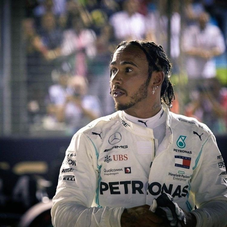 lewsinner's tweet photo. ❤️ Cualquier domingo entre 2014 y 2019 era prender la TV y ver a Lewis Hamilton, con su traje blanco y su Flecha Plateada, destrozando récord tras récord.

Sin efecto suelo.

Sin 2021.

Sin cicatrices.

Simplemente el mejor piloto de la historia en la cima de su nivel.

La F1 no volvera a tener una epoca igual. 🐐