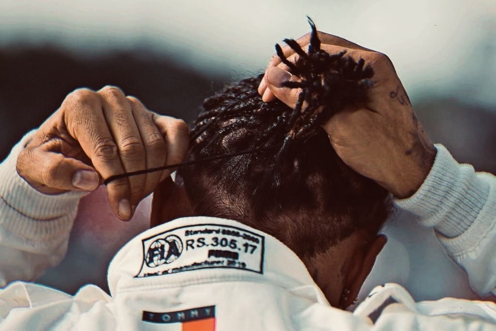 lewsinner's tweet photo. ❤️ Cualquier domingo entre 2014 y 2019 era prender la TV y ver a Lewis Hamilton, con su traje blanco y su Flecha Plateada, destrozando récord tras récord.

Sin efecto suelo.

Sin 2021.

Sin cicatrices.

Simplemente el mejor piloto de la historia en la cima de su nivel.

La F1 no volvera a tener una epoca igual. 🐐