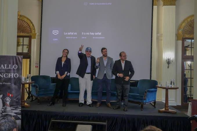 hurgamemoriaPE's tweet photo. Más de 20,000 soles costó a los peruanos que @panch_pe nos cuente cómo se deleita de oír orinar a @rlopezaliaga1.

Ahí se va el dinero público de los peruanos.

Pero los caviares tienen la culpa de todos los males. https://t.co/qouyDBUQFW