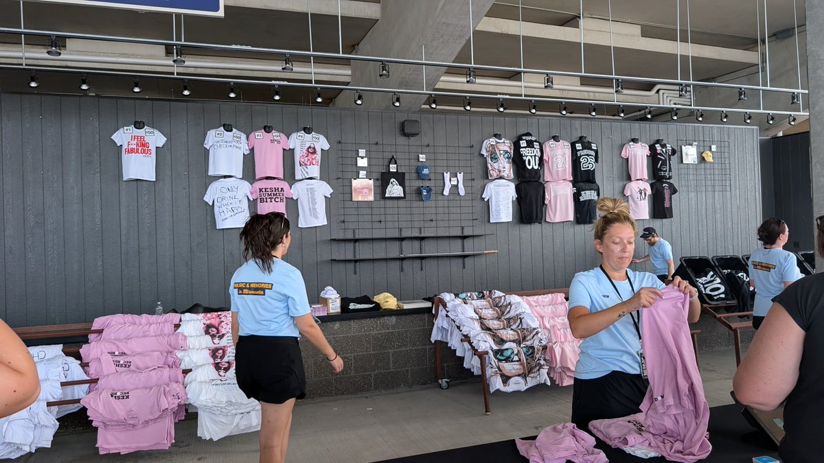 ericsuxx_'s tweet photo. Merch Booth @kesharose #keshasummer https://t.co/sUVG65dUEe