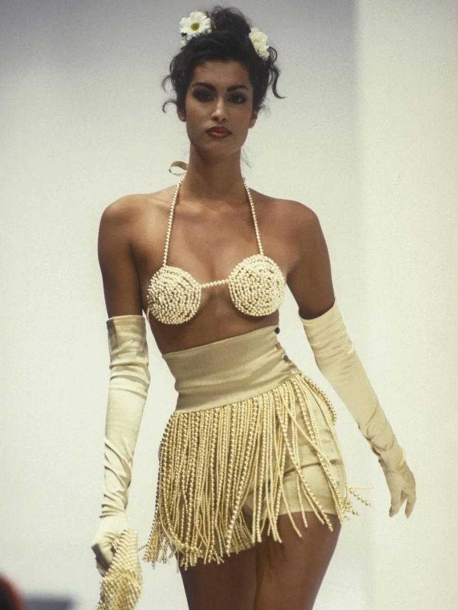 _ArchiveFashion's tweet photo. Yasmeen Ghauri - Dolce and Gabbana SS 1992 https://t.co/bZO4OYwqfP