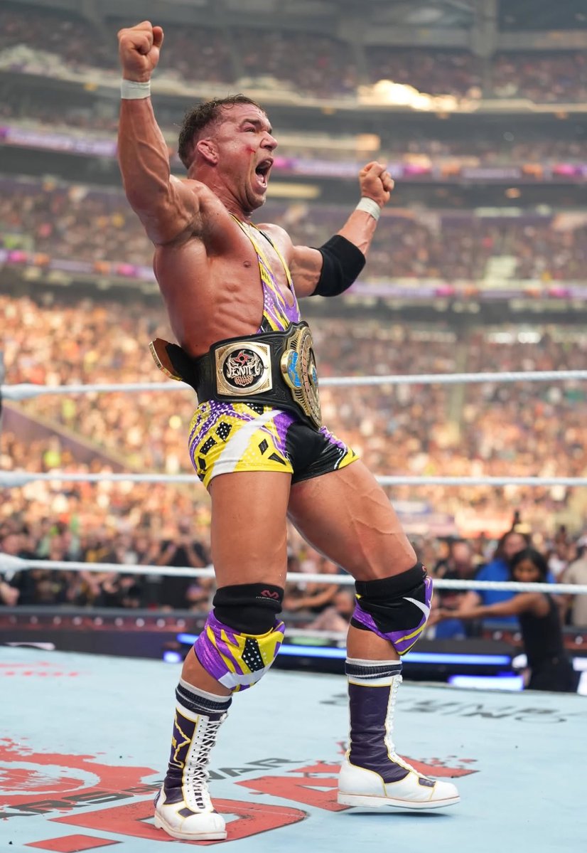 WrestlingWCC's tweet photo. Chad Gable had 20 members of his friends and family at Summerslam ♥️ https://t.co/dGUxuADjzZ