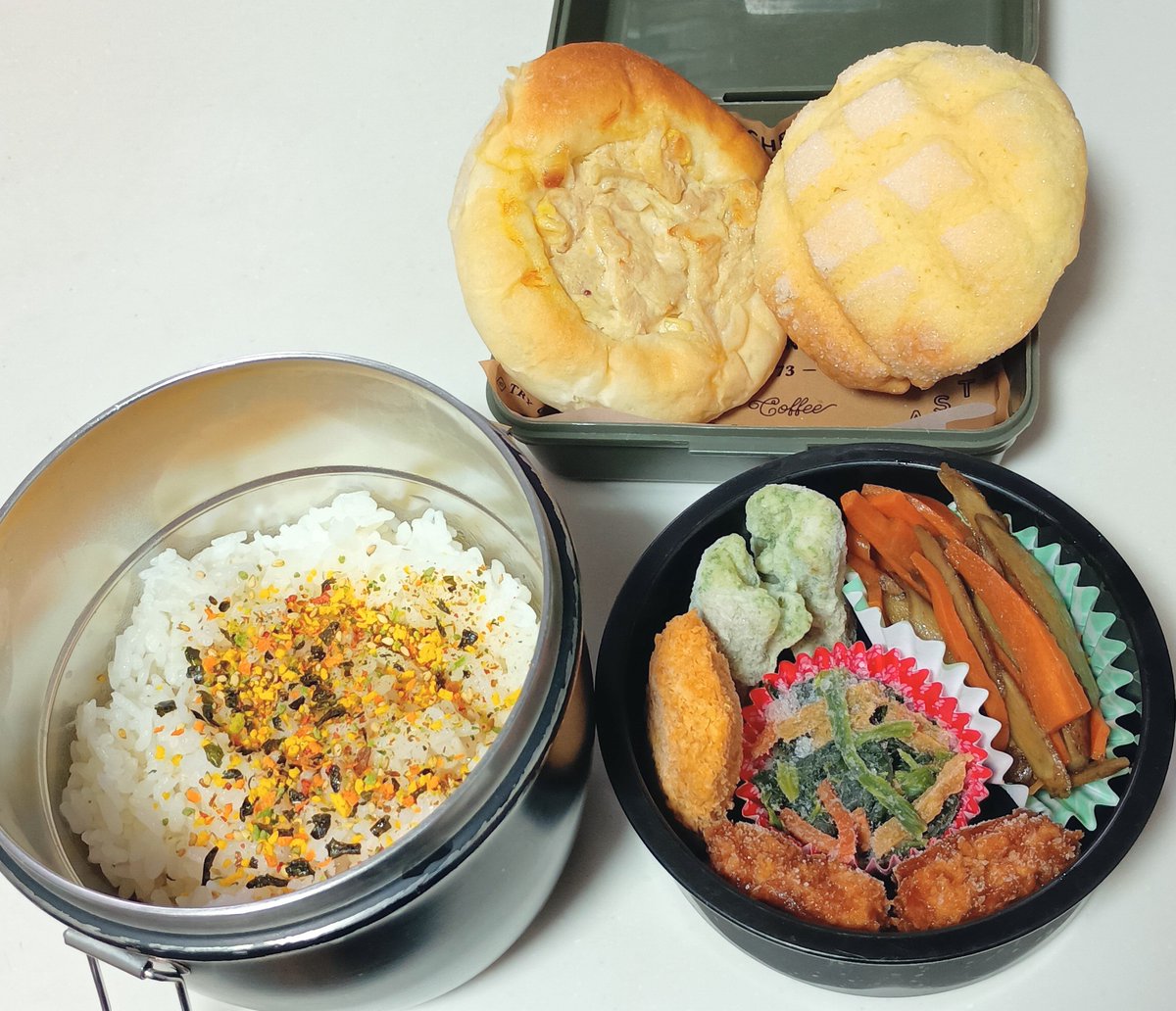 Kyouren77's tweet photo. 昨日の主人のお弁当
朝食はオニオンツナマヨパンとメロンパン
#お弁当
#お弁当記録
#ホームベーカリー
#手作りパン
#パン作り
#homebake
#BakingJoy https://t.co/BMjI9aKYAC