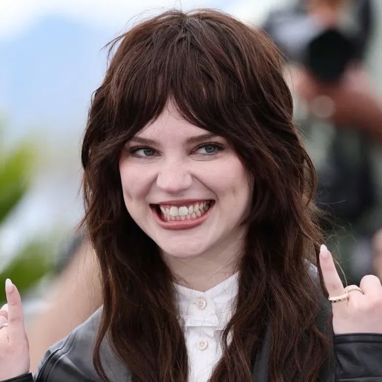 lqvenderhqze's tweet photo. she's literally loves showing off her teeth god forbid a girl mew sometimes 😭 https://t.co/cAgPCmZ0Is