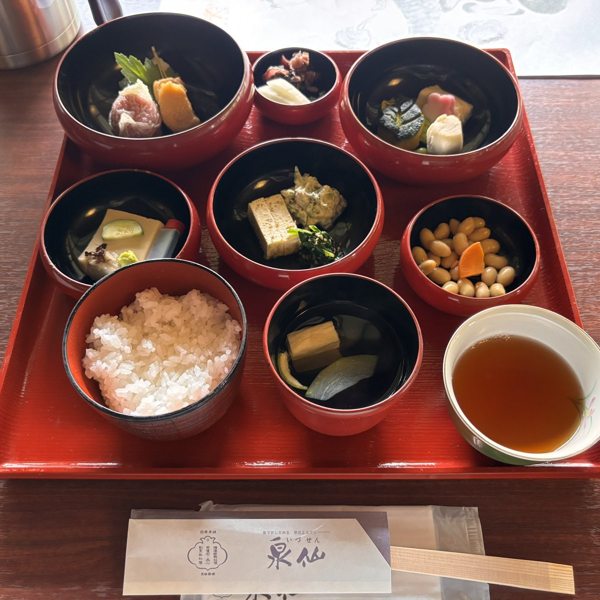 Hatarakilady's tweet photo. 個人的な好みとして、木主にまでなった彼らが丁寧な暮らしを手ずから行うというよりは、元隠の人たちに世話になっていて欲しい

整えられた庭、美しく盛り付けられた食事
「今日は何する？」
「さあね、今日もテメェと過ごすか」
と日々表情を変える庭を眺めて過ごす、余生らしい余生を妄想 https://t.co/eSglatJrqc