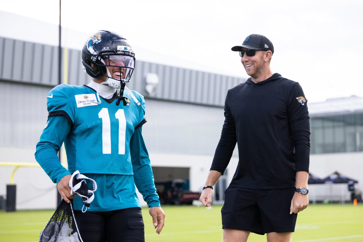 SleeperNFL's tweet photo. find someone who looks at you the way Liam Coen looks at Parker Washington

(📸 @Jaguars) https://t.co/ojHRvuBYbQ