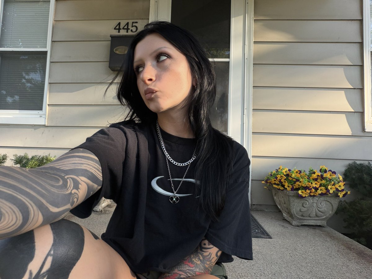 quinns0n's tweet photo. sitting outside https://t.co/fENMR3ercN