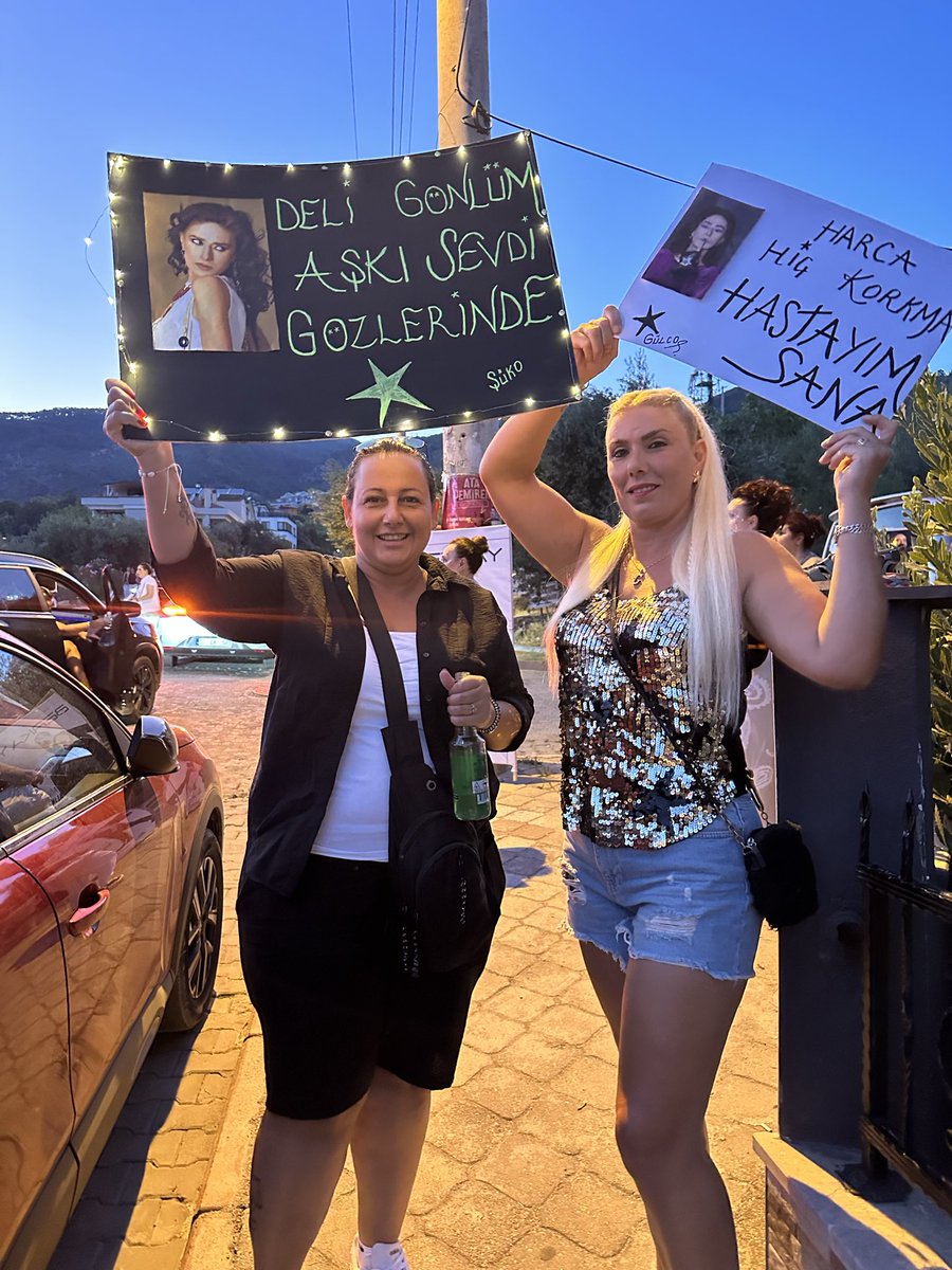 sukran750's tweet photo. Ölmeden önce YILDIZ TİLBE konserine gidin :) konser değil terapi ❤️💙🤍⭐️🧿 https://t.co/yDMduv7KJQ