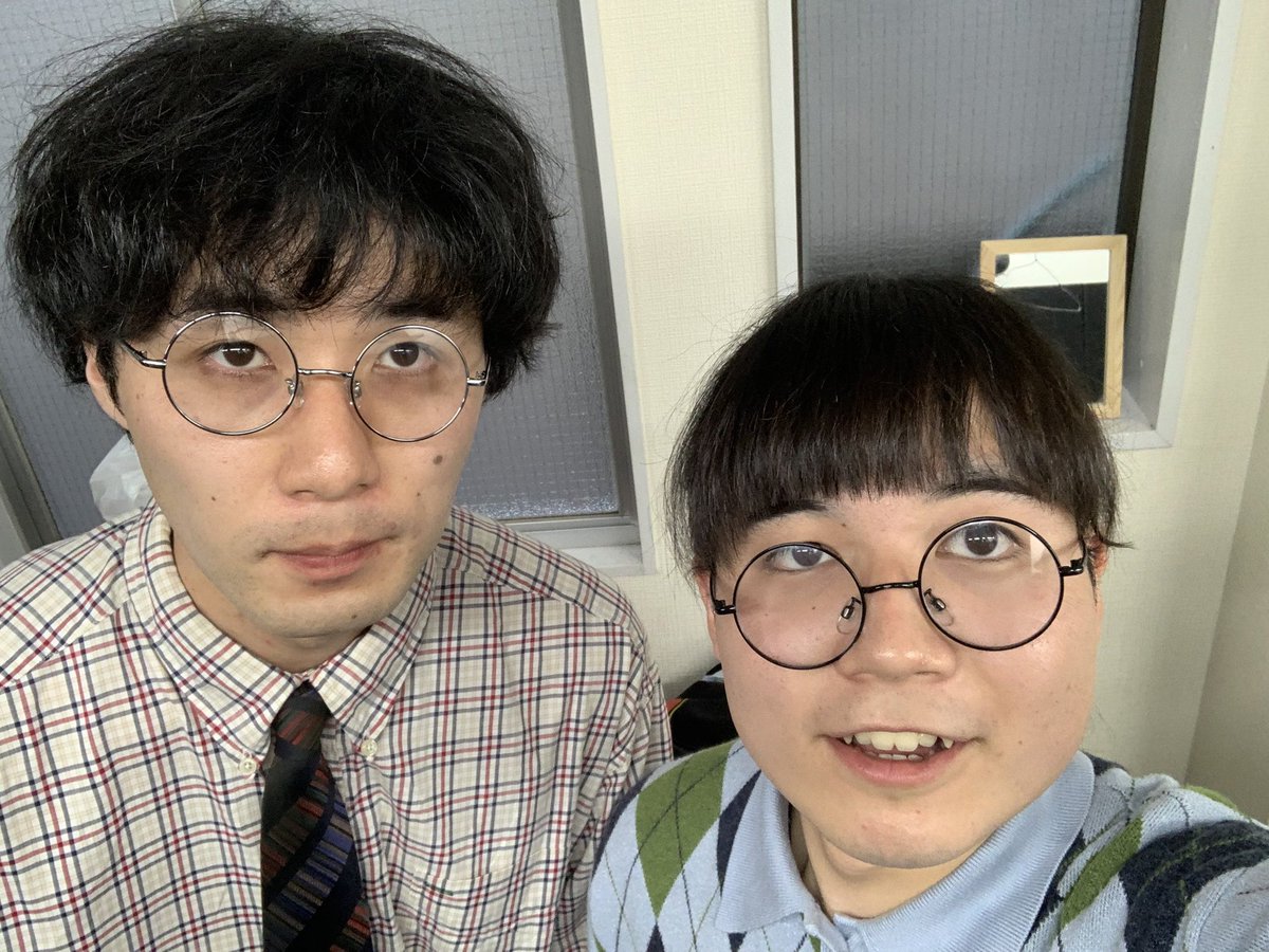 Kuzutetsu24's tweet photo. Z世代って思ってなかったけど年代的にはZ世代っぽいです。俺（27歳）がZ世代なら四段（21歳）ってその一つ下の世代なんじゃないか…？
Zの次の、何だろう、高校生でマセキのオーディション受けていた世代というか…。四段に限るか。

地肩しっかりしたメンバーのライブだと思います。 https://t.co/iXbjBdK2KE