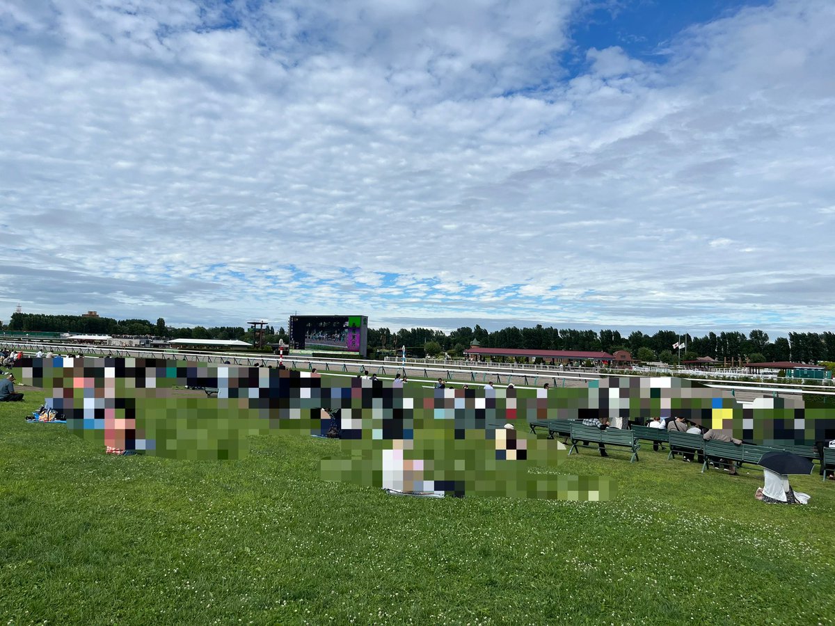 ma_ma_masayan's tweet photo. 推し活で札幌に行ったので、久しぶりに札幌競馬場に行ってきました！
天気も良く８月にしてはとても涼しかっです。さらに場内で聞こえる小塚歩アナの実況が心地良かったです！ https://t.co/Cx1yfJXj94
