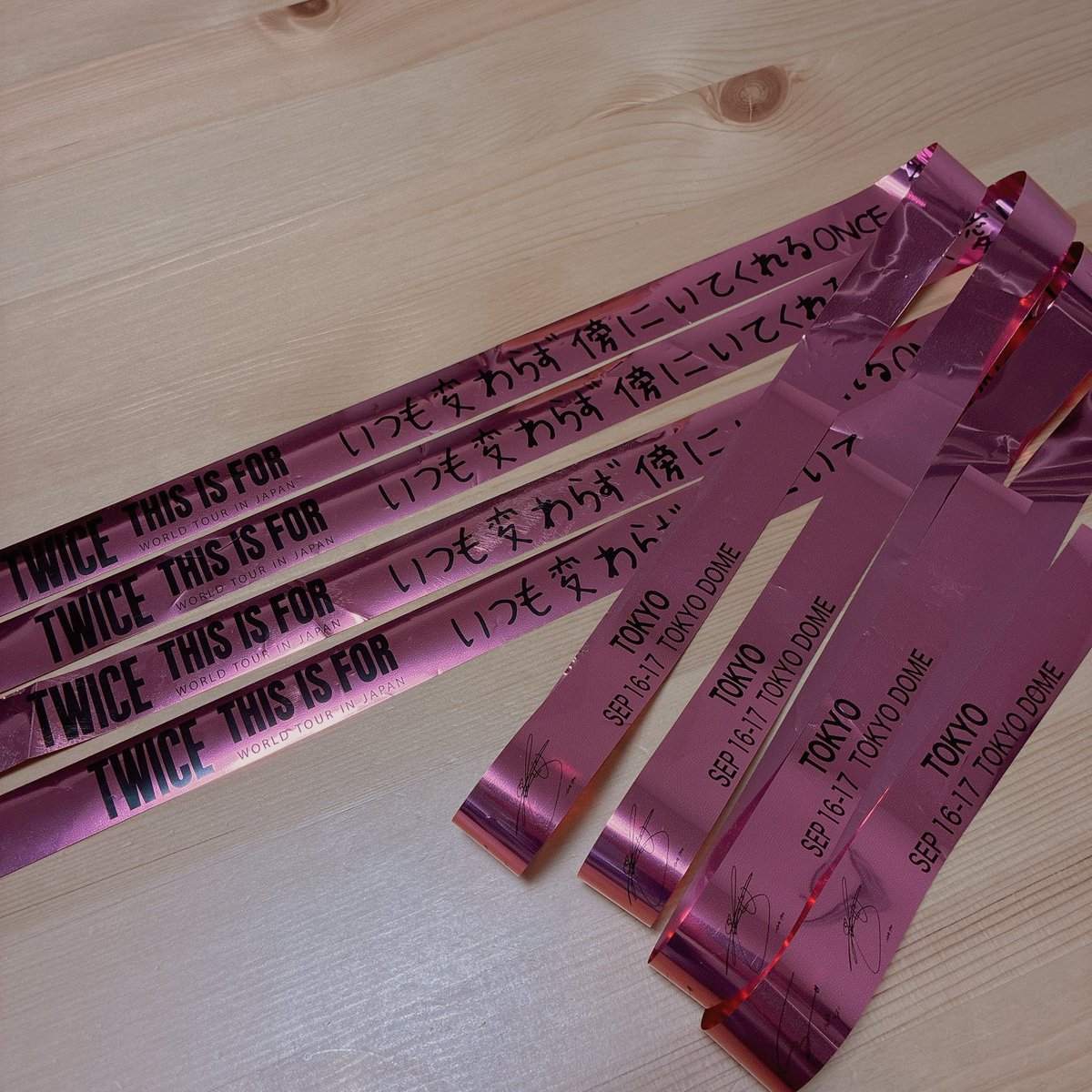 Appppttjja's tweet photo. 【交換】
TWICE グッズ

譲：1~2枚目画像🩷
（東京ドーム公演 銀テ)

求：①3~4枚目画像🩷(数字は求め枚数)
②国立公演 銀テ(26日のピンク×1・銀×1)

郵送🙆🏻‍♀️(買取の場合メルカリ)
お気軽にお声がけください！

#TWICE交換
#TWICEグッズ交換 https://t.co/mKMqNRU7HF