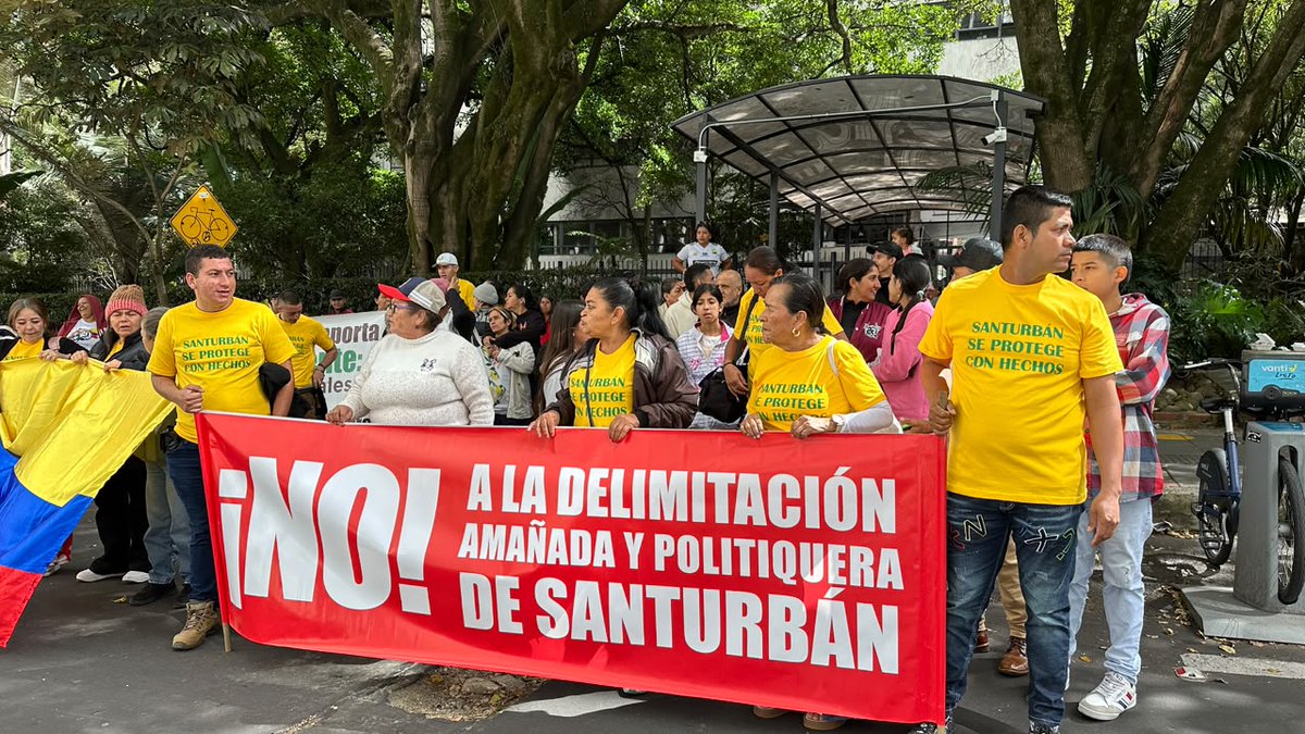 ConRegion's tweet photo. Más de 300 personas entre lideres, campesinos, presidentes de JAC, pequeños mineros y comunidades de los 6 municipios de #SotoNorte  llegaron hoy a las instalaciones de @MinAmbienteCo , en protesta por el proceso de delimitación exprés y las zonas de reserva temporal, que el Ministerio busca ratificar a pocos días de culminar su periodo de gobierno y vulnerando los acuerdos previos concertados con las comunidades.
#QueSeCumplanLosAcuerdos #SotoNorteUnido #GuardianesDelPáramo #MineríaAncestral #TodosSomosSotoNorte
@PGN_COL @GobdeSantander @DefensoriaCol 
@angelicavetana @asomineros @calimineros 
@rosa3elena @CONNIEGJ @HOLMES_VALBUENA 
@EdwinAlbertoBl1 @FabioMauro2772