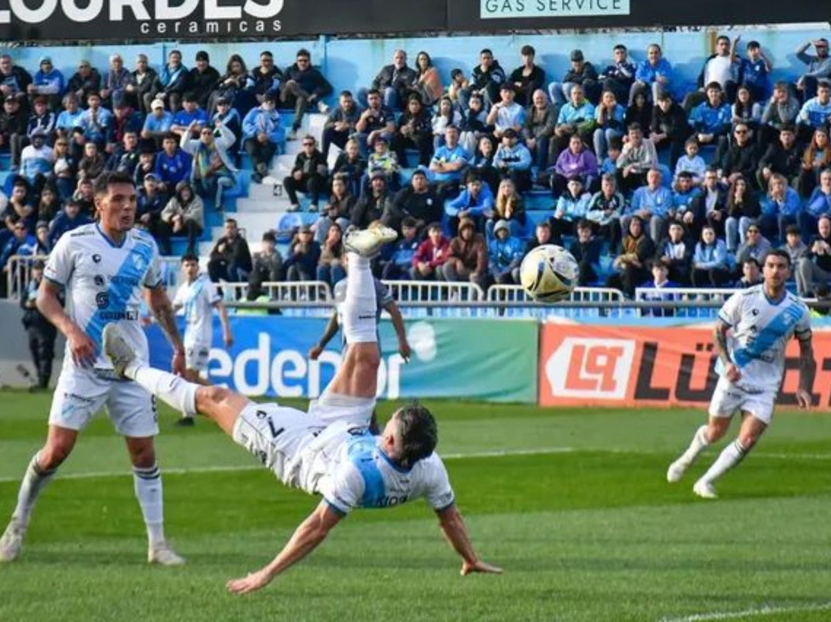 Fandehauche's tweet photo. 2026 / 2014.

Hauche suma dos goles de chilena contra equipos del Nacional B. https://t.co/3L5OGSwLLc