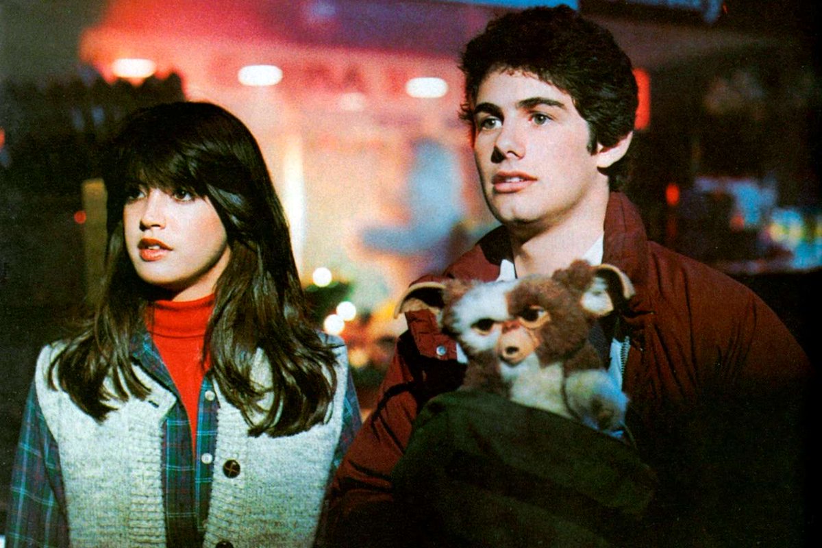 OscarCritic's tweet photo. #Gremlins is one of my favorite rewatches. Enjoyable & original as it is weird. A mix of 80’s teenage/rom com & horror plus it is a Christmas movie! The producers & writer are a dream team. And there’s #pheobecates :) Rewatch & enjoy! 8.5/10 #stevenspielberg #80’s https://t.co/Yqnf69jczB