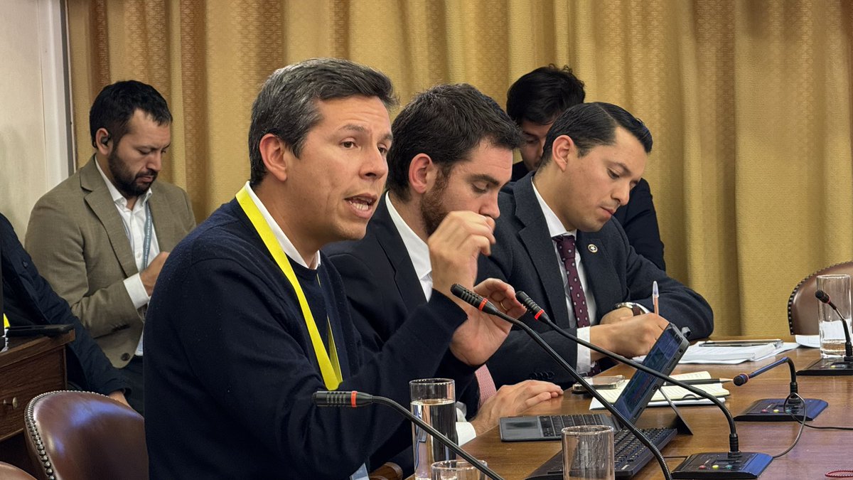 cn_castro's tweet photo. Hoy expusimos ante la Comisión de Familia de la @Camara_cl para compartir una convicción de nuestra gestión: la mejor forma para enfrentar la delincuencia comienza invirtiendo en la infancia.

En Renca hemos construido un Sistema Local de Niñez que acompaña la crianza y fortalece las trayectorias educativas. Un ejemplo de ello es Crecer en Renca, iniciativa que refuerza este compromiso desde la primera infancia, integrando apoyos tempranos, acompañamiento familiar y acceso oportuno a servicios para asegurar que cada niño y niña tenga las condiciones necesarias para crecer con oportunidades.

La evidencia nos muestra que intervenir temprano sí cambia trayectorias. Y esa es la discusión que hoy queremos poner sobre la mesa: si queremos más seguridad, debemos empezar por proteger mejor a la niñez.