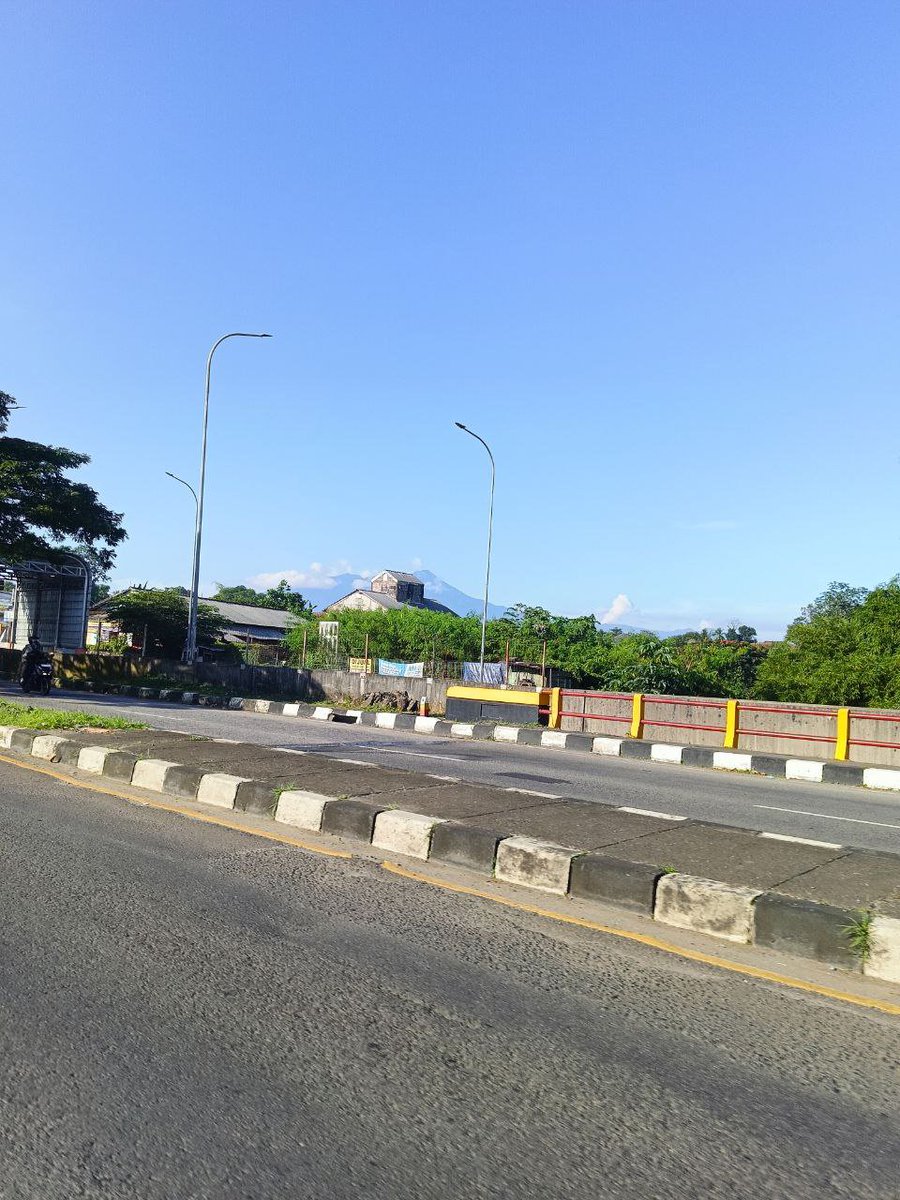 Justbaall's tweet photo. view gunung dapet, langit biru dapet, tinggal nyari yang mau diajak jalan berdua aja yang belum dapet. morning guys selamat menjalani hari https://t.co/RHZjdbOIsV