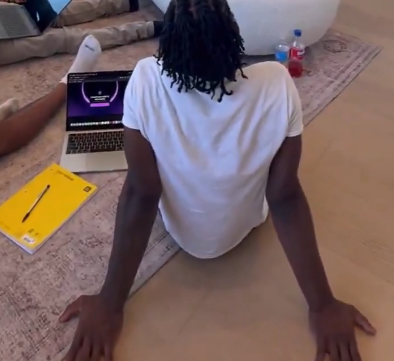 67rozen's tweet photo. @tofikyeah this nigga deadass got his notepad out like he in memecoin university or some shit https://t.co/INQAhbLSPi