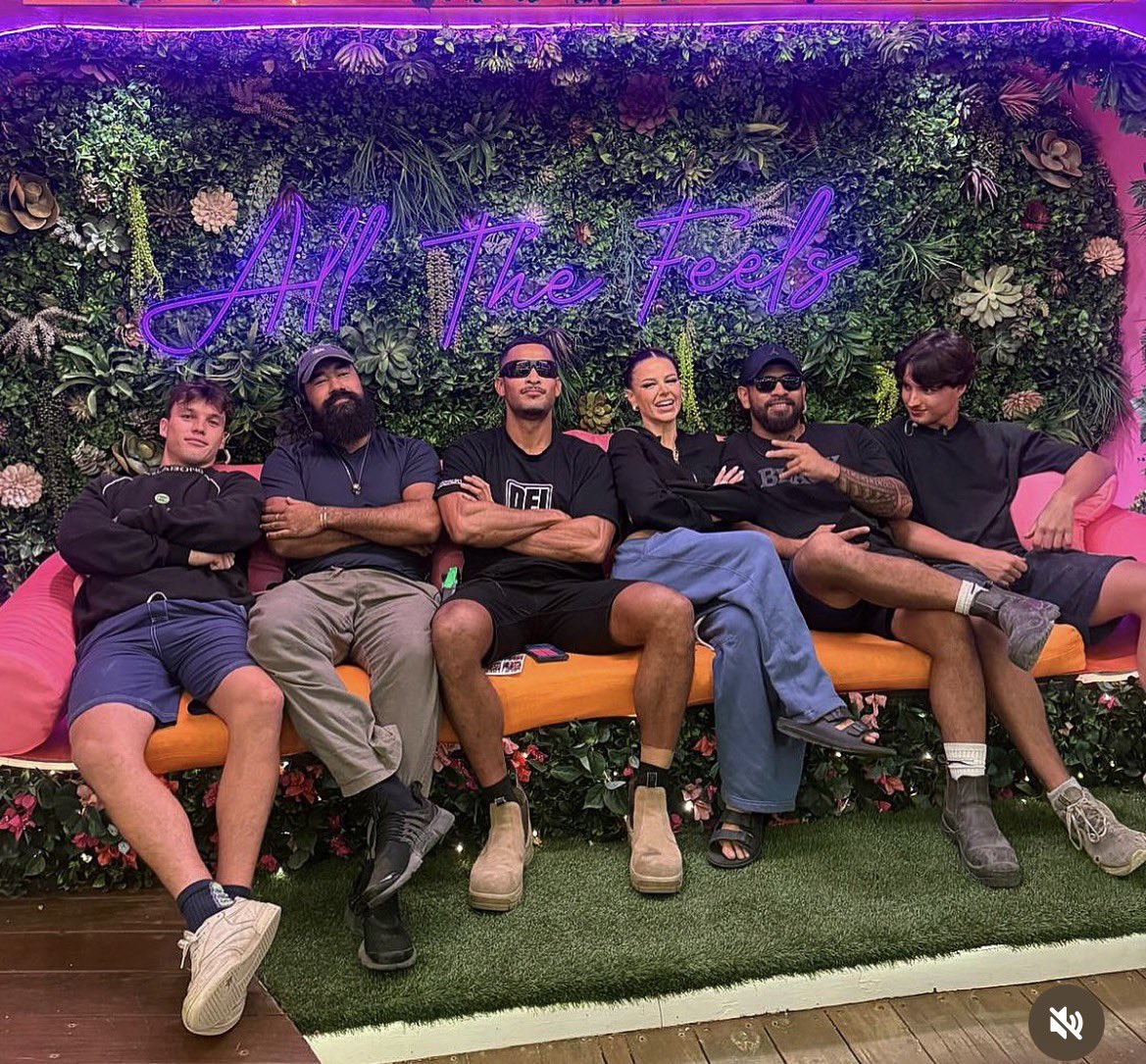 Micnight05's tweet photo. Hold on, that’s the crew?!? Damn pull my ass for a chat👀 https://t.co/mRekK8kVCh