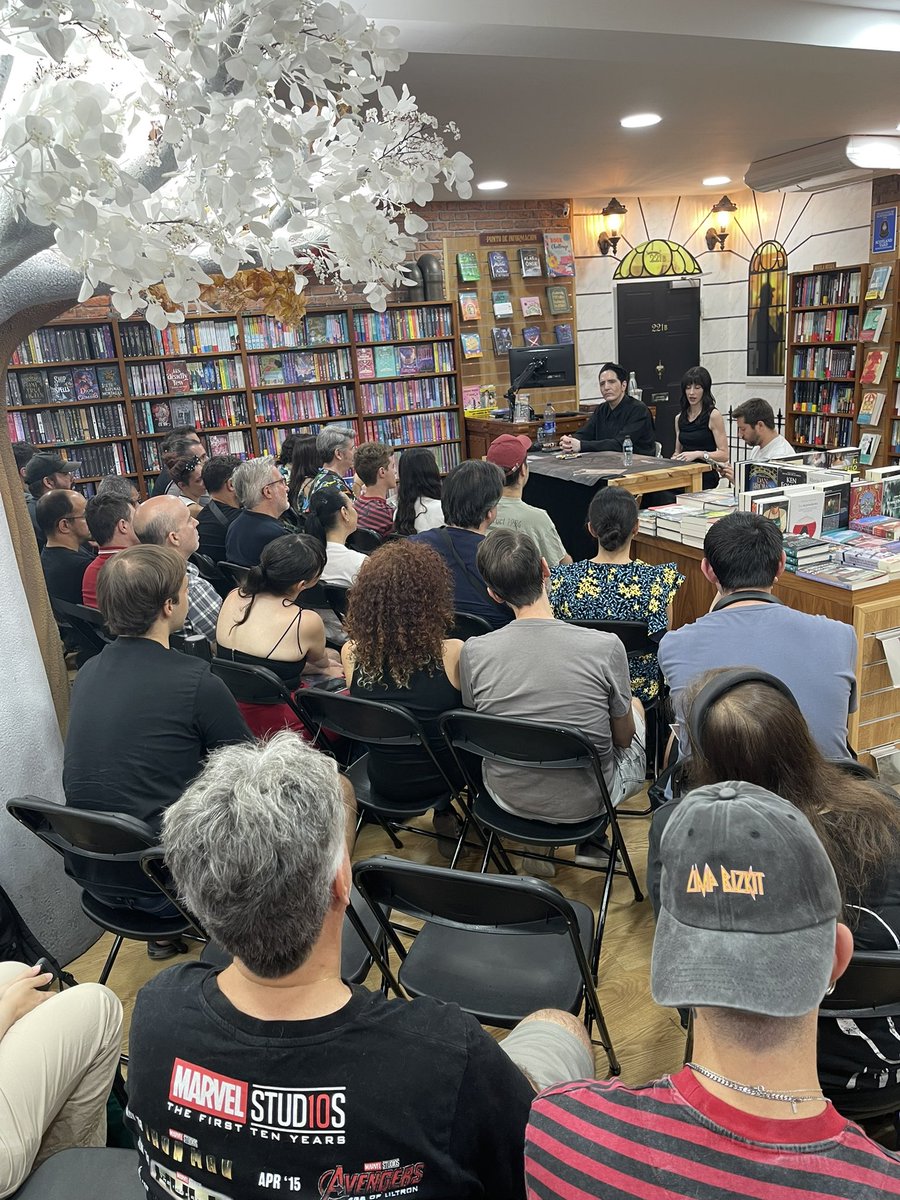Akira_Comics's tweet photo. El pasado sábado recibimos la visita de David Dastmalchian y Leah Kilpatrick en lo que ha sido uno de los eventos más extraordinarios de toda nuestra historia.
David y Leah son los guionistas del nuevo cómic Kingdom of Earth, publicado por Dark Horse en Estados Unidos. 
Fue el propio David quien nos propuso hacer una sesión de firmas con Q&A aprovechando su estancia en Madrid: tenía muchas ganas de conocer Akira Cómics.

Las entradas (nuestro aforo es siempre de 60 localidades como máximo) se agotaron en apenas tres horas. El acto se celebró en la zona dedicada a la literatura fantástica, lo que llamamos Distrito Baker Street, ya que las obras de ampliación de la parte del manga nos impiden usar el Salón de Actos por el momento.

Fueron unos 40 minutos de preguntas y respuestas en los que David y Leah nos contaron muchas cosas interesantes sobre Kingdom of Earth, sobre su proceso de creación, sobre el guión e incluso sobre su visión de la vida misma. 

De la traducción se encargó Javier Marcos, que, además de gran amigo nuestro y experto en Tolkien y George R. R. Martin, es un traductor de invitados excelente. Al terminar el Q&A pasamos a la sesión de firmas y foto-op con todos los asistentes.

Una tarde memorable. Gracias a todo el mundo que vino: sois los mejores clientes con los que uno puede soñar, chicos. Gracias a @javimgol , un crack en lo personal y en lo profesional. Y gracias, por supuesto, a nuestros dos invitados, encantadores en todo momento: disfrutaron de la visita guiada que les hicimos por la librería y nos regalaron un cariño y una cercanía que nos dejaron enamorados. 

Gracias por todo, David y Leah. Ya sabéis que aquí tenéis siempre vuestra segunda casa.