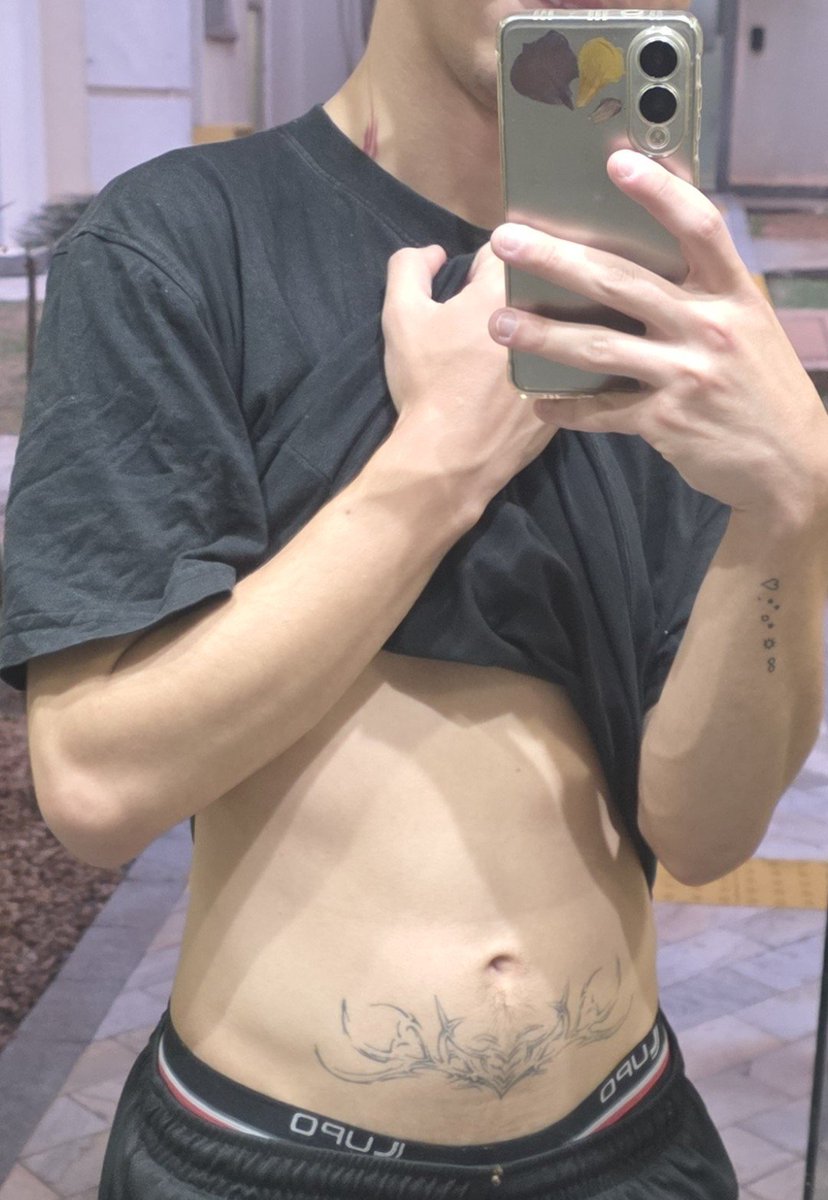 noahpverse's tweet photo. eu tava pensando em começar a correr, fazer academia mas aí eu lembrei, eu sou twink, eu não preciso disso https://t.co/WLHmnczJfC