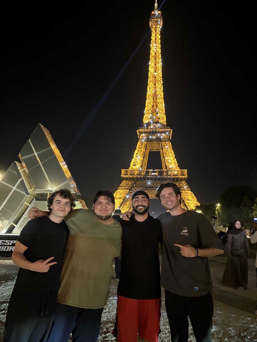 anzietywz's tweet photo. Last day in Paris @mlyxr222 ❤️ https://t.co/zULz9e06km