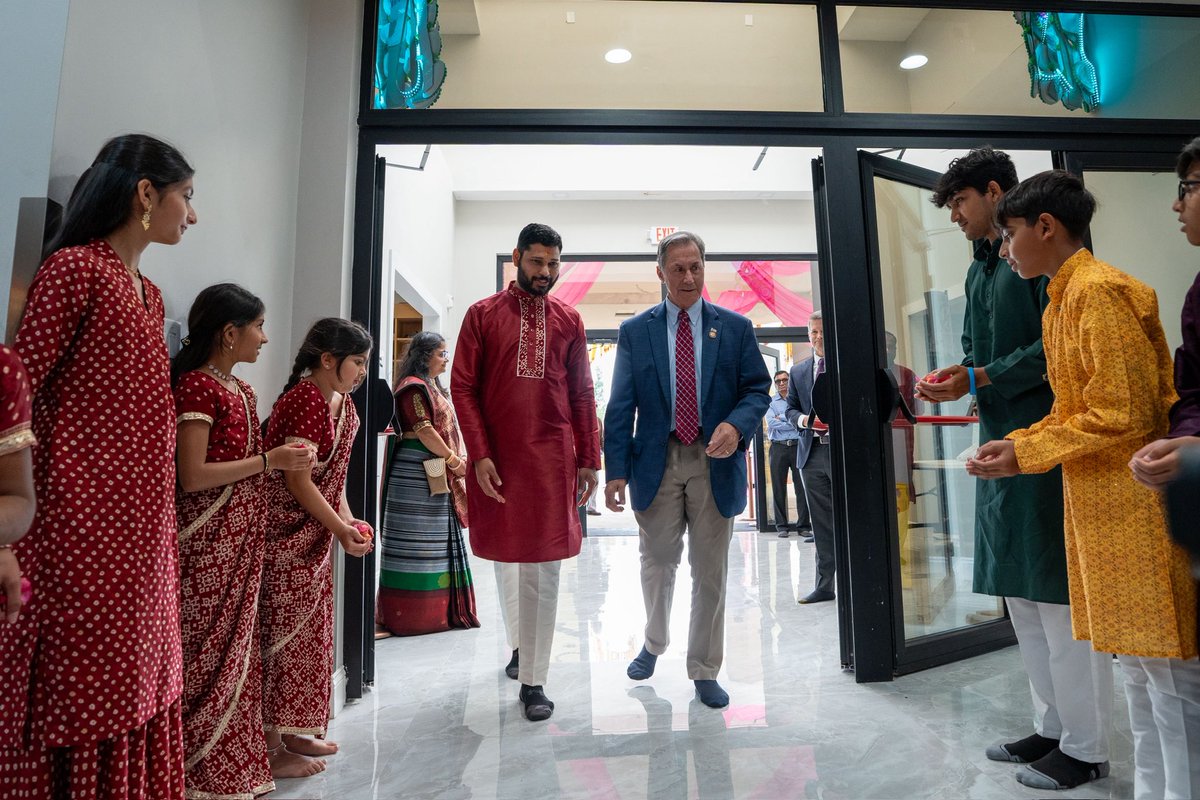BAPS_PubAffairs's tweet photo. For decades, the @BAPS community in Birmingham has grown together in faith, culture, and service. This week, that journey reached a meaningful milestone with the grand opening of a new BAPS Mandir for the area. Grateful to @USRepGaryPalmer (AL-6) and @RepMikeRogersAL (AL-3) for joining us in celebrating this special occasion and the values that unite our community.