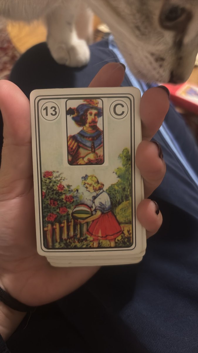 leca080's tweet photo. caras minha prima pediu pra eu tirar no baralho cigano se ela tava grávida pq a benzedeira da vó dela disse que viu criança nova na família e ela já tava suspeitando há uns dias aí quando eu tirei a primeira carta que saiu foi a da CRIANÇA!!! https://t.co/oAiQTsLSbg