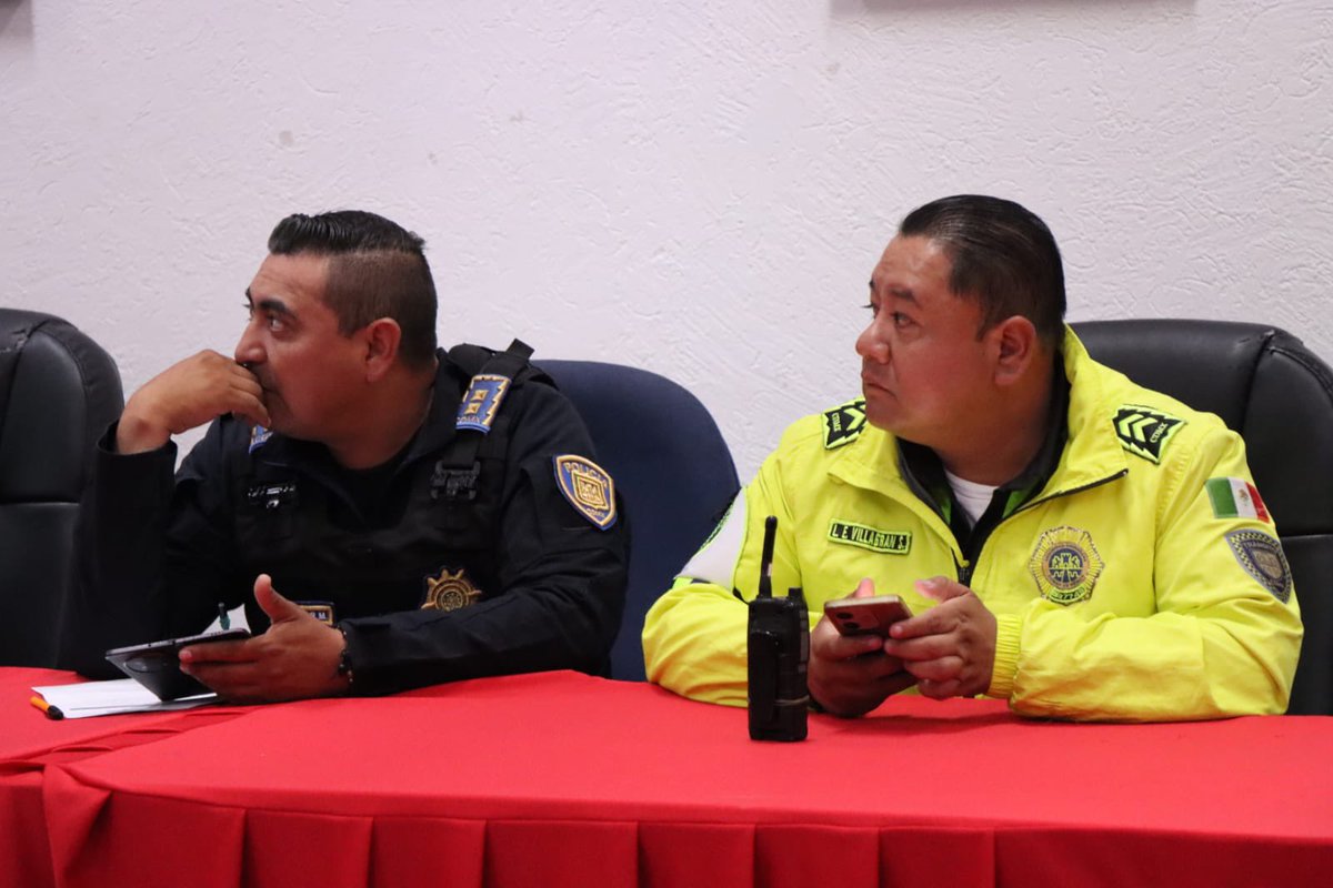 XochimilcoAl's tweet photo. 🕊️ 🚔 La paz se construye todos los días.

Este lunes llevamos a cabo una nueva Mesa para la Construcción de la Paz, espacio en el que autoridades de los distintos órdenes de gobierno fortalecemos la coordinación para atender de manera oportuna las necesidades de la población. https://t.co/8Avm6BZHrn
