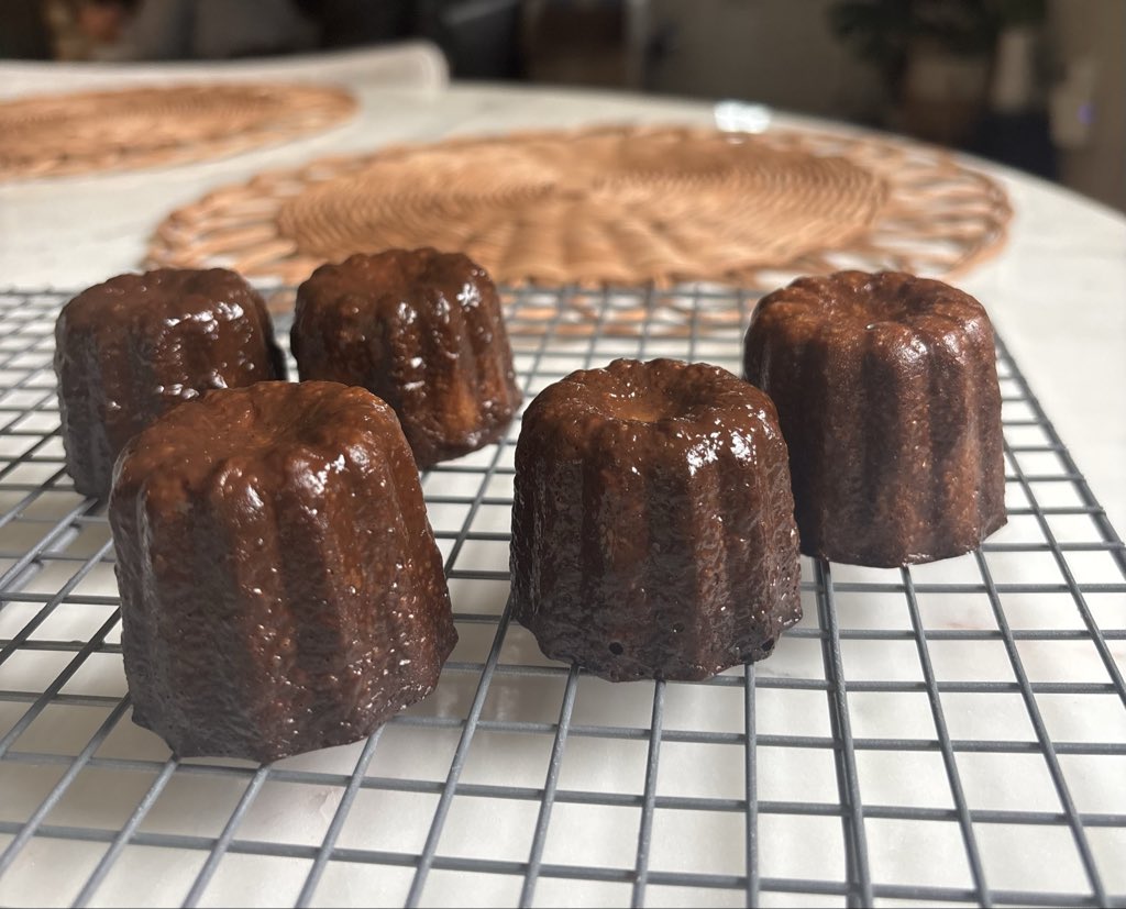 espiflux's tweet photo. matcha canelés https://t.co/nEg5DI0NFh
