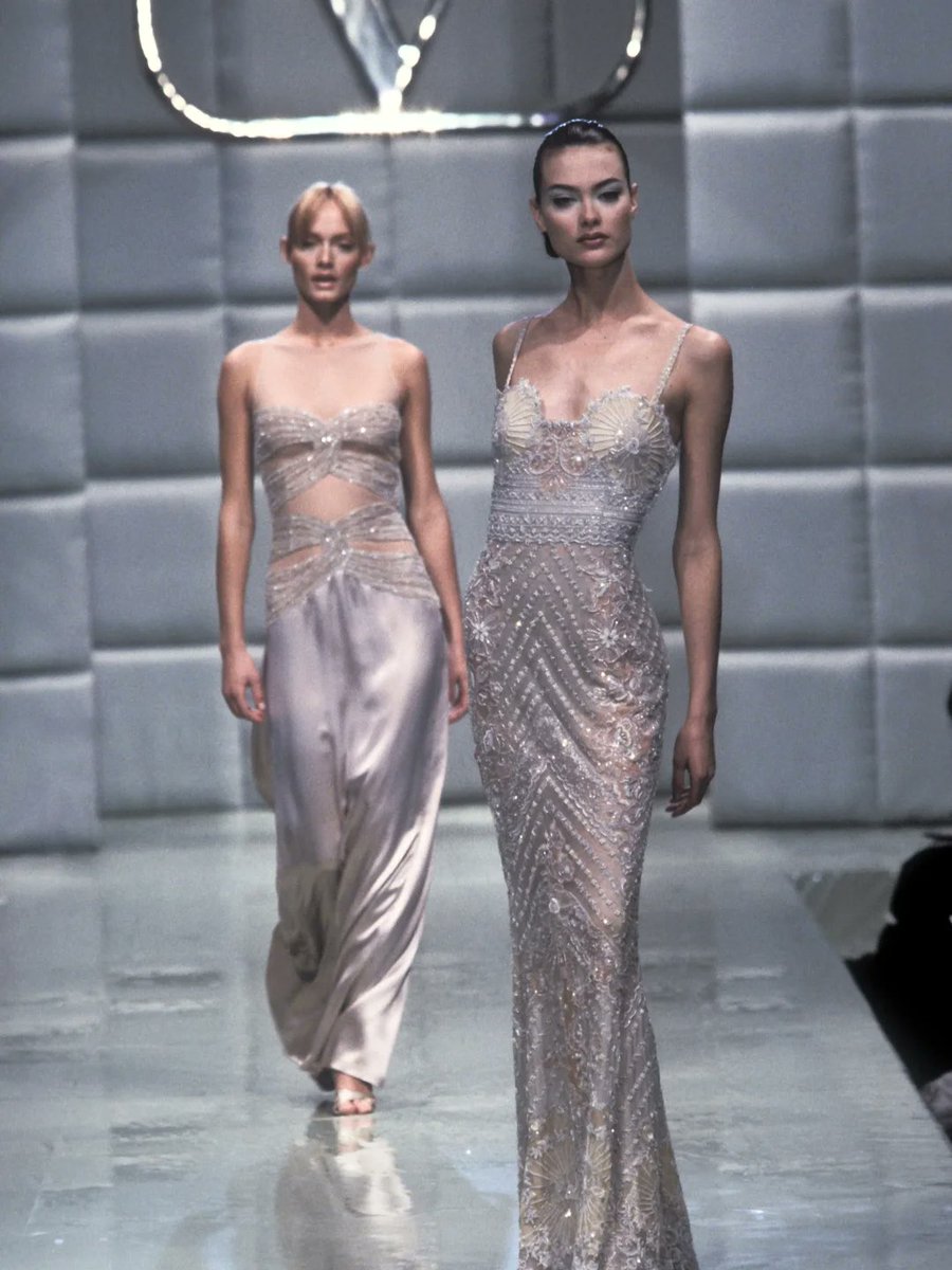 _ArchiveFashion's tweet photo. VALENTINO Haute Couture Spring/Summer 1996 https://t.co/2f1hDLWC5P