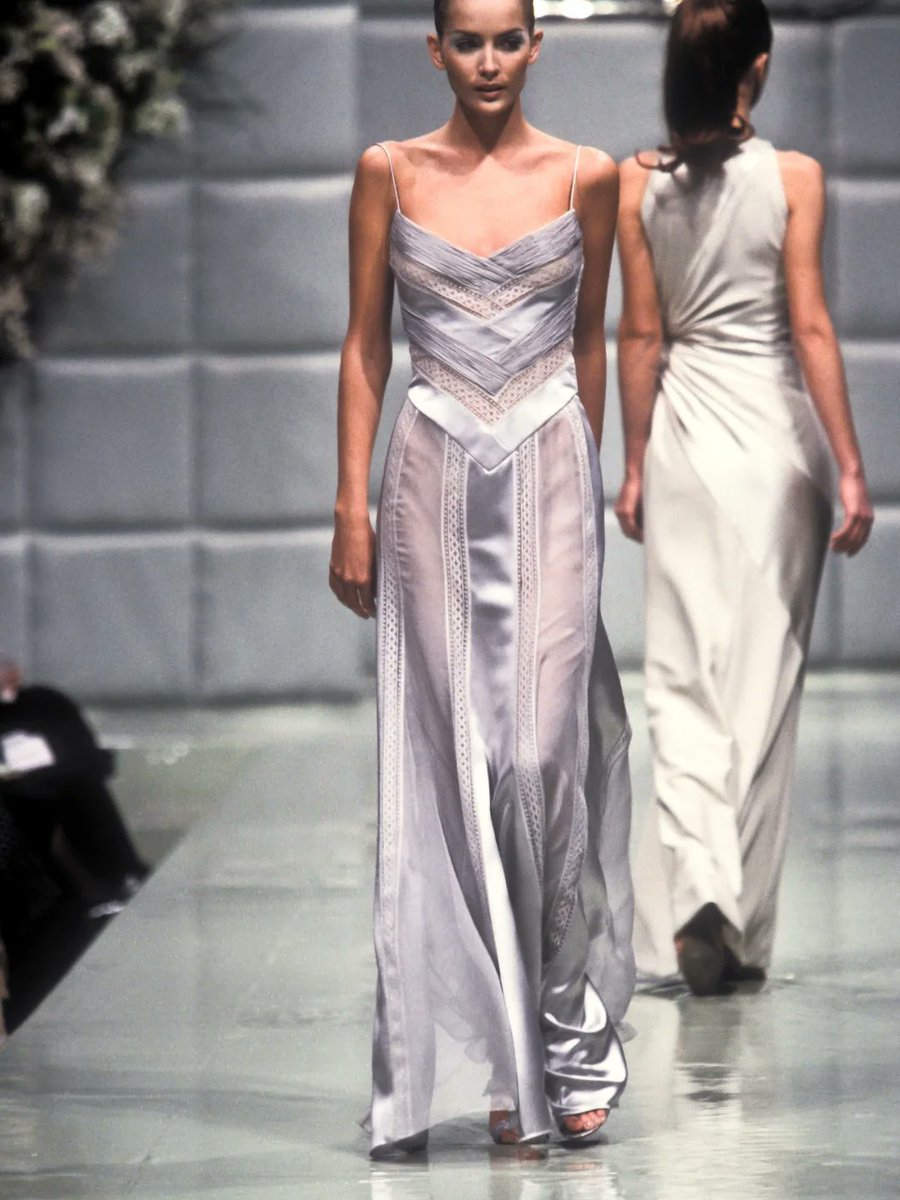 _ArchiveFashion's tweet photo. VALENTINO Haute Couture Spring/Summer 1996 https://t.co/2f1hDLWC5P