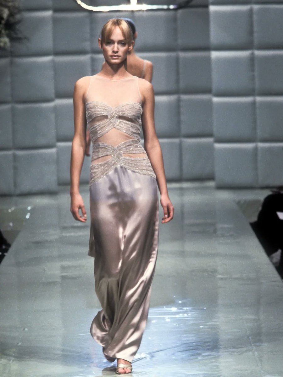 _ArchiveFashion's tweet photo. VALENTINO Haute Couture Spring/Summer 1996 https://t.co/2f1hDLWC5P