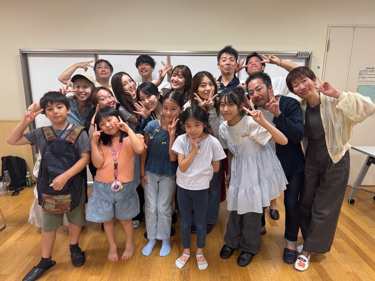SOTOGUMI's tweet photo. 劇場入り✨

一緒に積み上げて、
一緒に笑って、
たまにぶつかって、
ズルいくらい最高のヤツら😆✌️

誰が欠けても成立しない“唯一無二”の座組🔥
この人達と一緒にやれる事が誇らしい👍

ついに明日、幕が開きます‼️

#三上潤 専用予約フォーム
https://t.co/1accf6MuAR

#90sデイズ
#えんじーる
#外組 https://t.co/YR1ZJpCfRQ